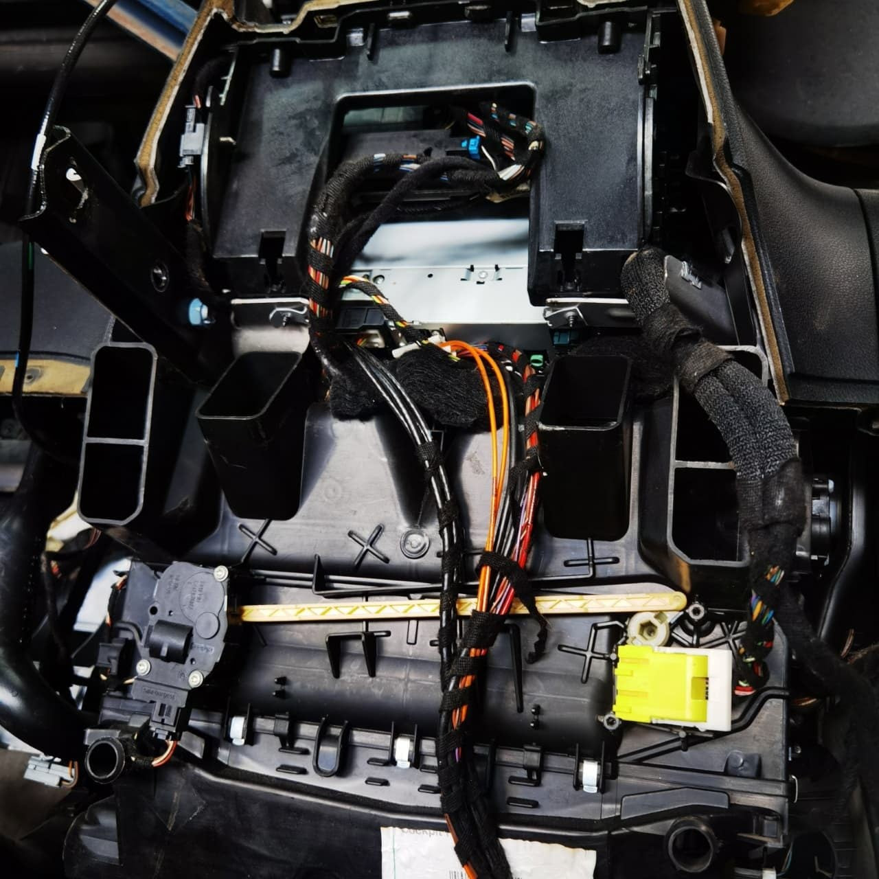 2007 Mercedes-Benz C350 Feed-Through Grommet A2049980101