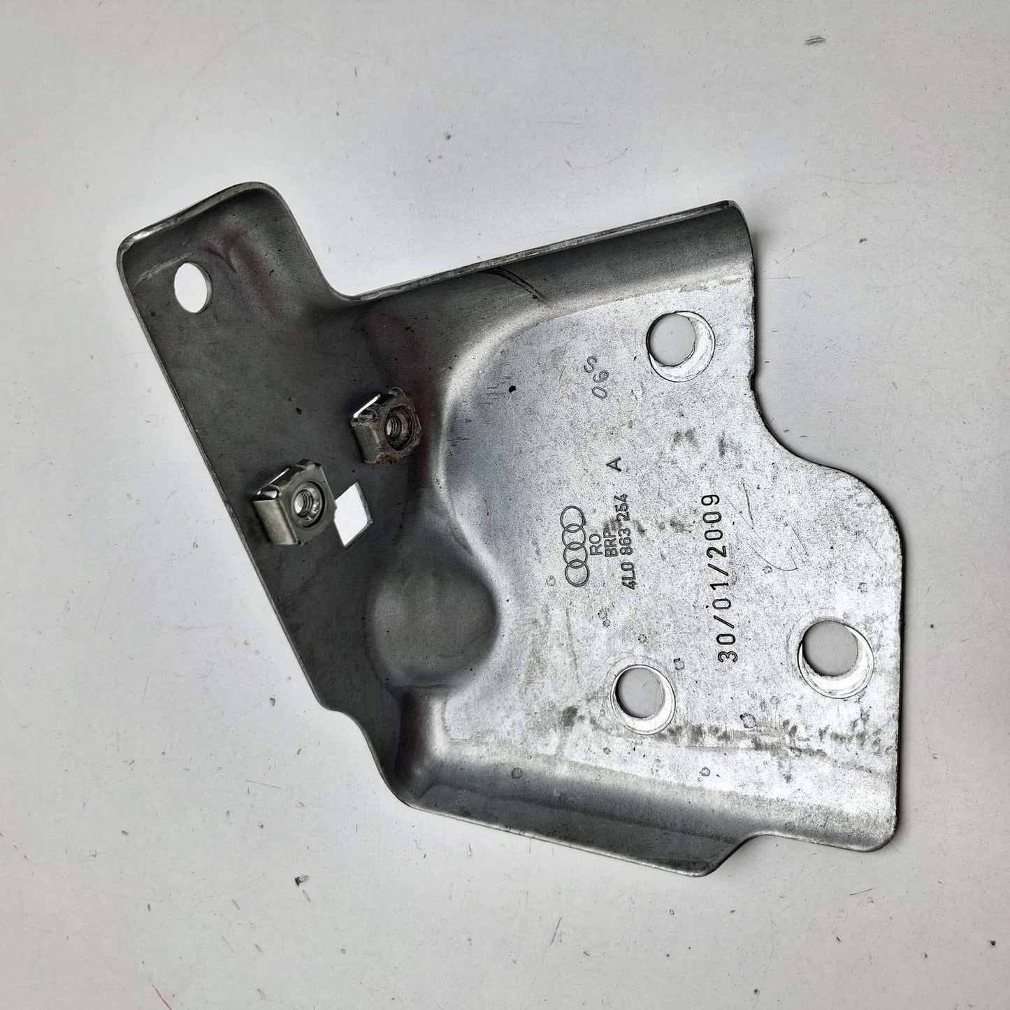2008 Audi Q7 Right Lower Quarter Panel Trim Bracket 4L0863254A OEM
