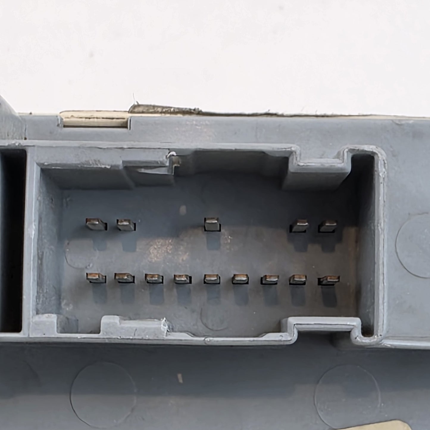 2006-2008 Maserati Quattroporte M139 Front Left Dashboard Fuse Box 501210100090