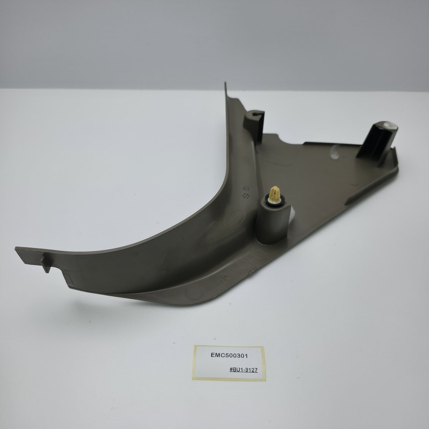 2005 Land Rover LR3 Front Right Side Lower Kick Panel EMC500301