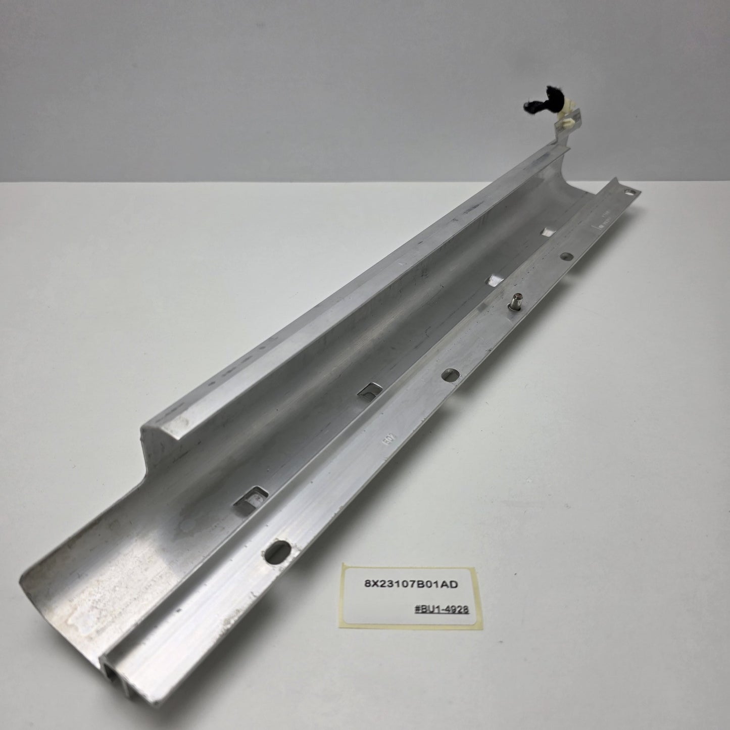 2012-2017 Jaguar XF X250 FRONT LEFT TREAD PLATE BRACKET 8X23107B01AD