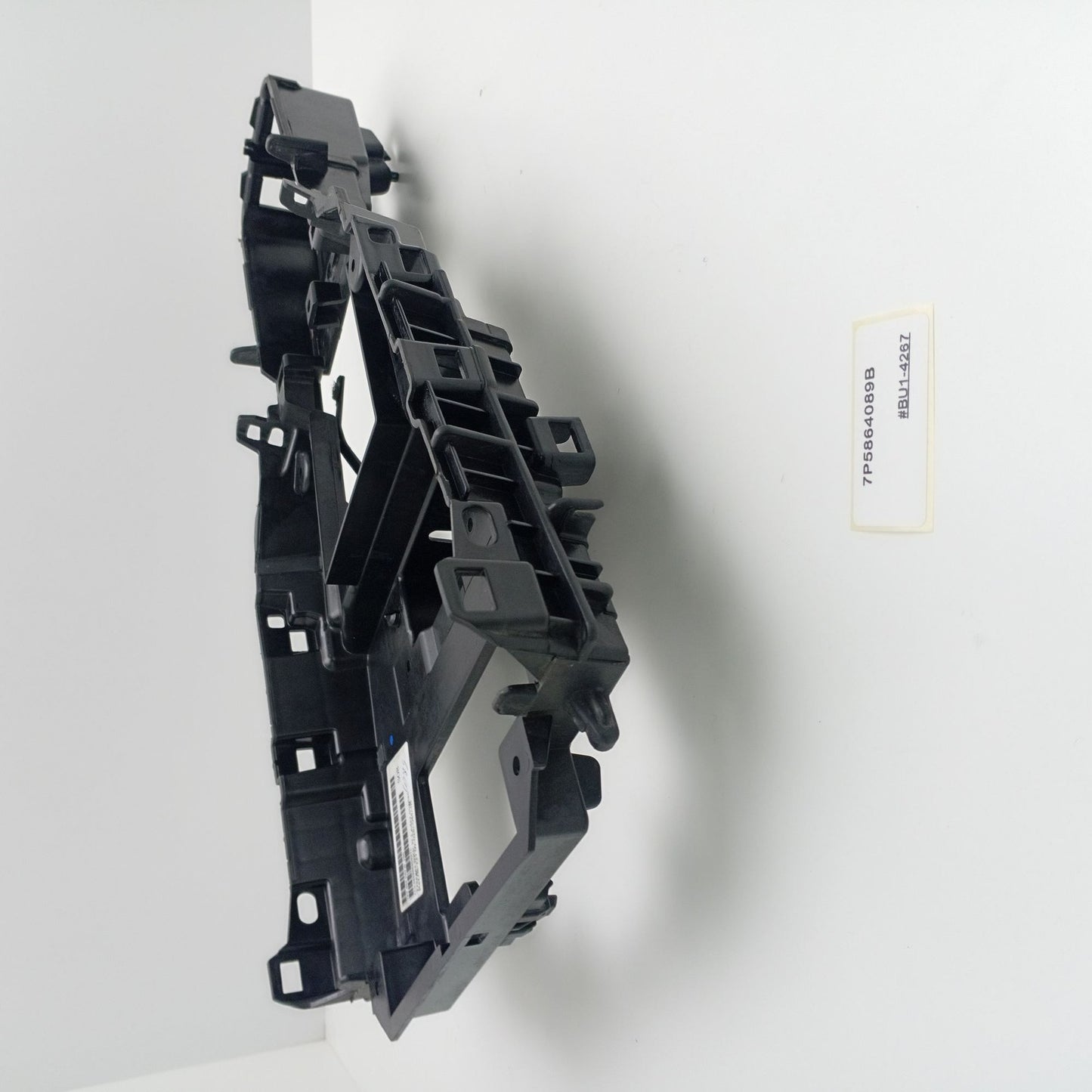 2011-2018 Porsche Cayenne Center Console Armrest Trim Bracket 7P5864089B