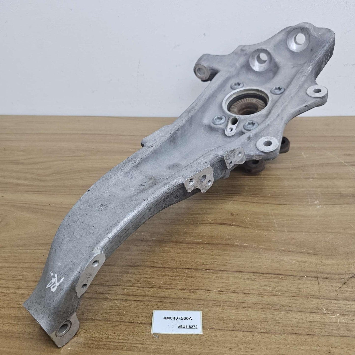 2021 Lamborghini Urus Rotary Fist Front Right 4M0407560A