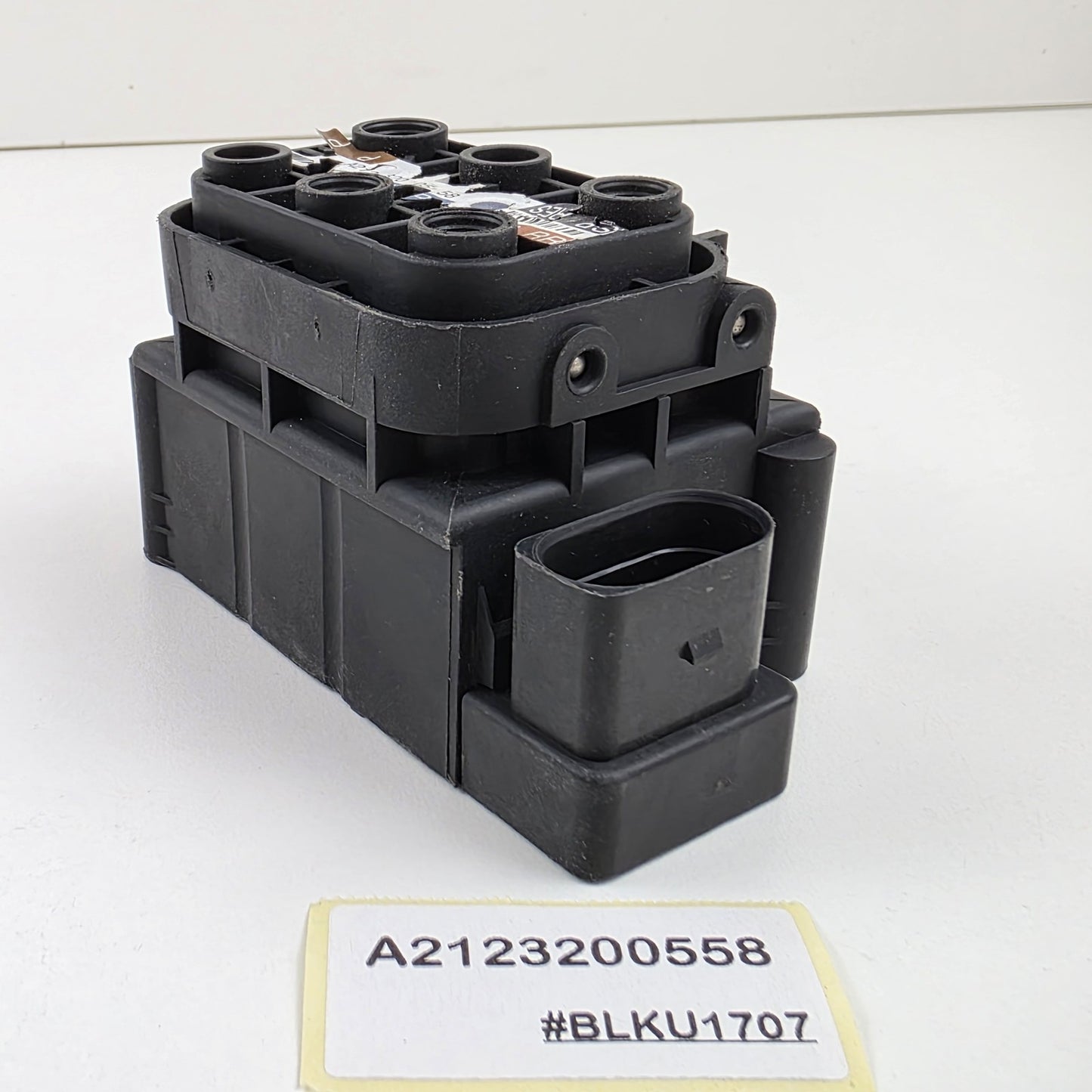 2009-2016 Mercedes-Benz E-Klasse S212 Air Suspension Leveling Valve A2123200558