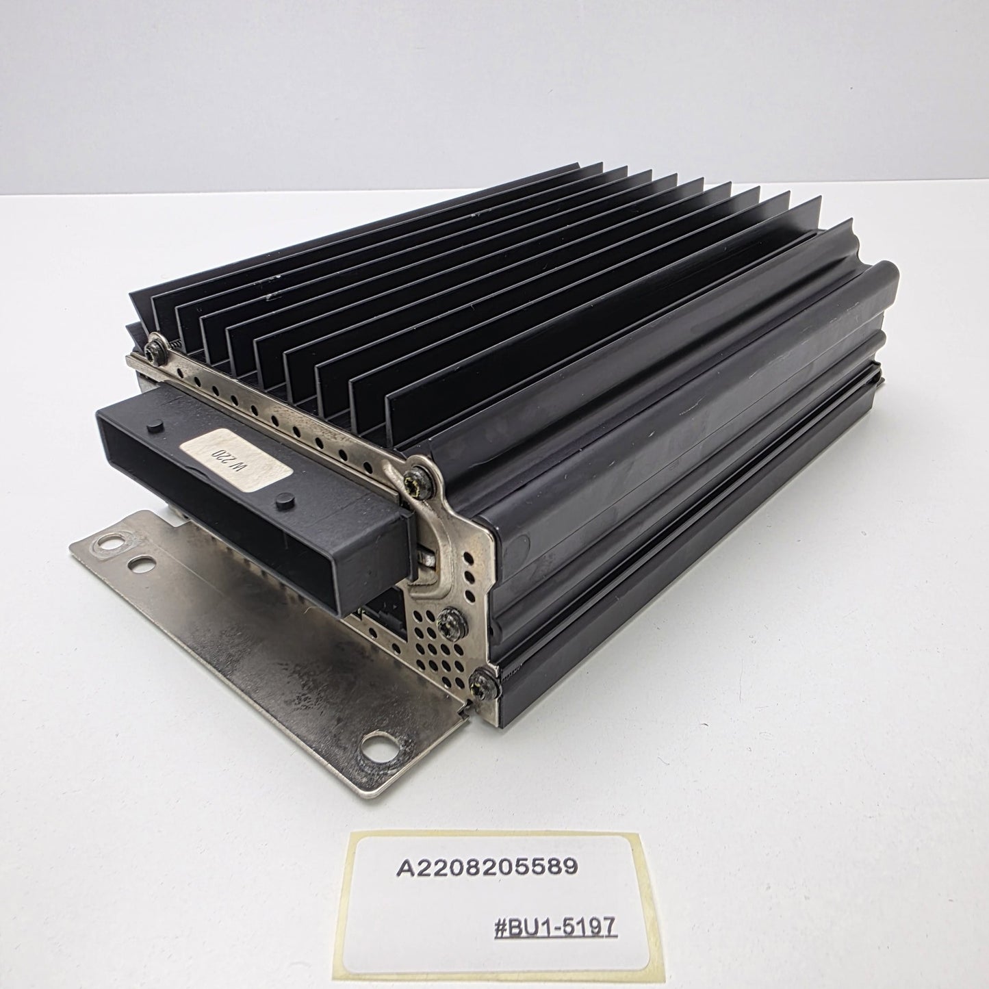 2000-2002 Mercedes-Benz W220 BOSE AMP AMPLIFIER A2208205589