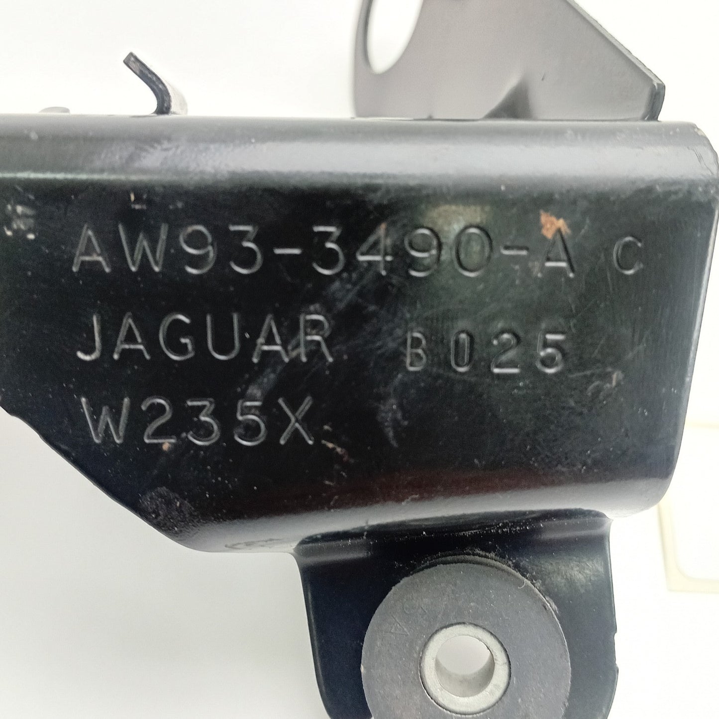 2013-2015 Jaguar XJ POWER STEERING TANK MOUNT AW933490AC