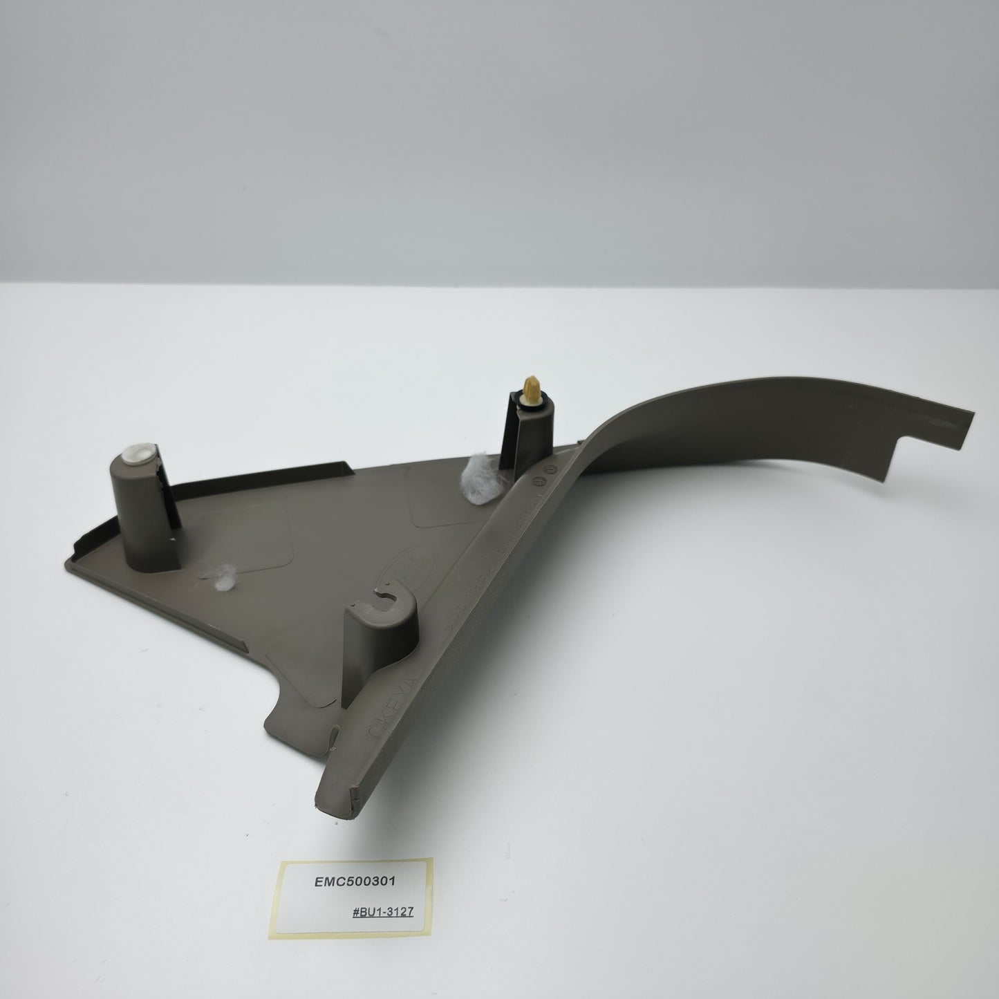 2005 Land Rover LR3 Front Right Side Lower Kick Panel EMC500301