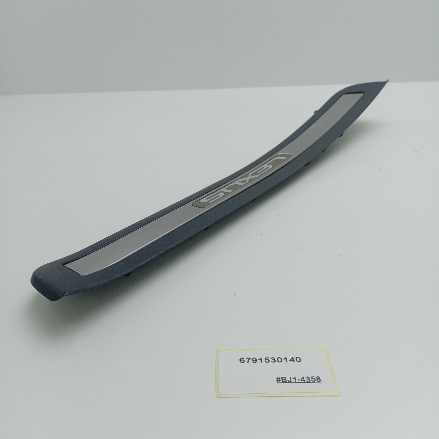 1998-2005 Lexus GS300 REAR DOOR SCUFF PLATE OUTSIDE RH 6791530140