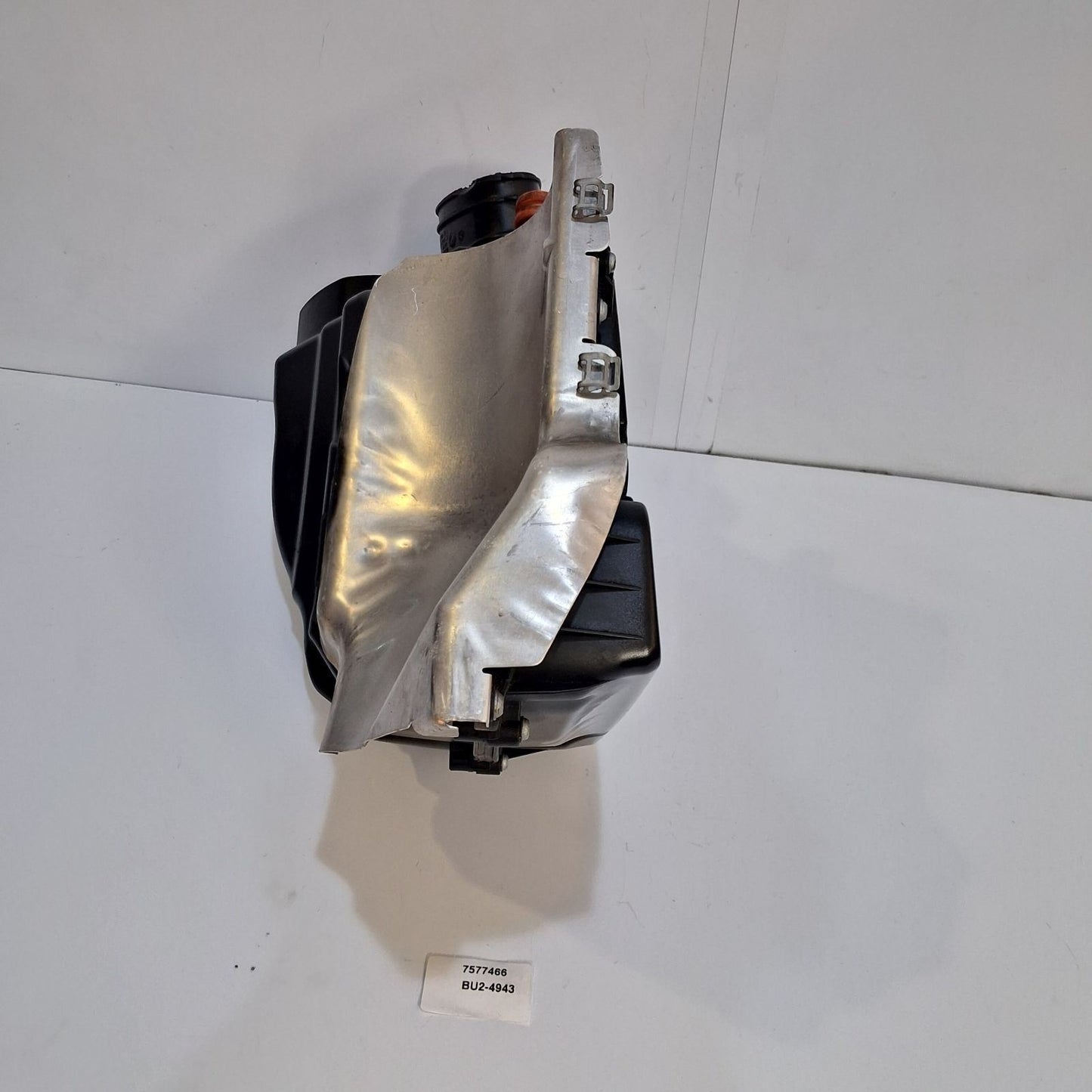 2011 BMW 750i Air Intake Cleaner Filter Housing Box Right 7577466