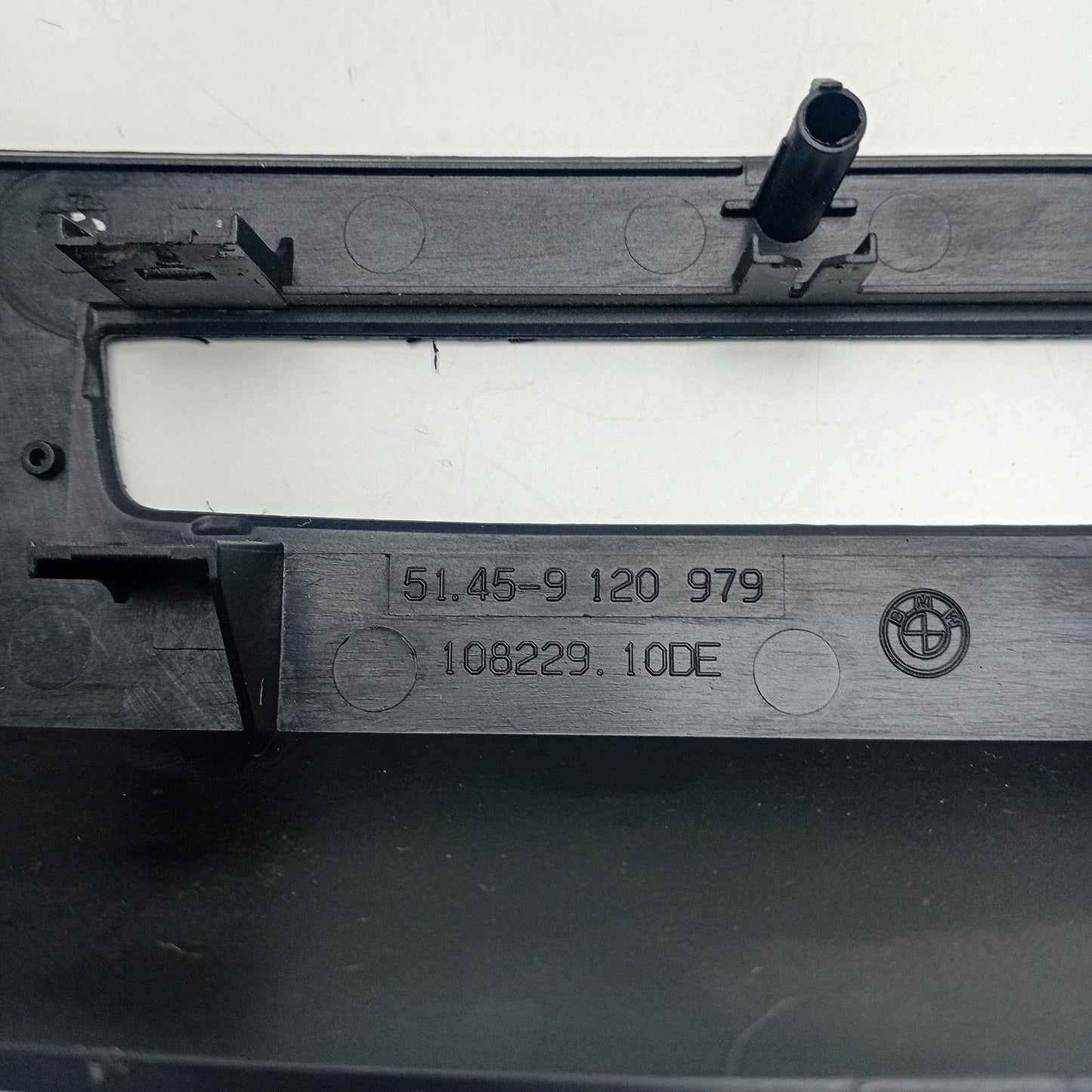 2004-2011 BMW E91 Centre console stereo cover front 9120979