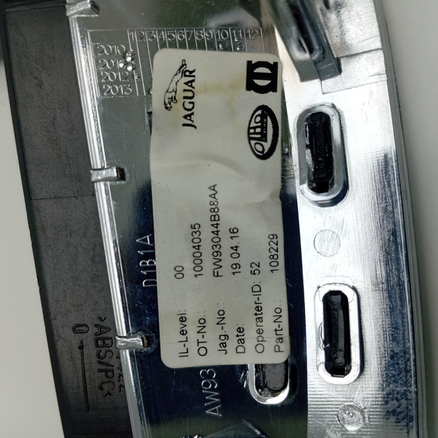 2015-2020 Jaguar XJ X351 CONSOLE FINISH MOULDING TRIM FW93044B88AA