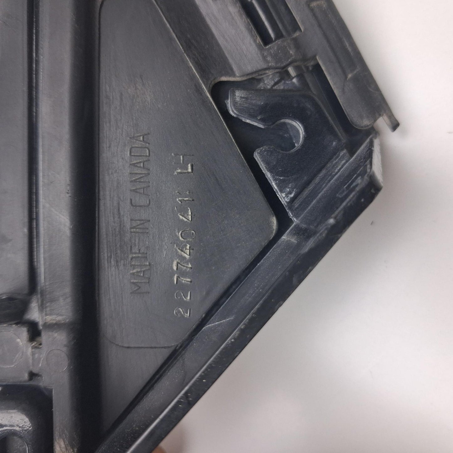 2010-2016 Cadillac SRX Front Driver Side Fender Access Cover Molding 22774041