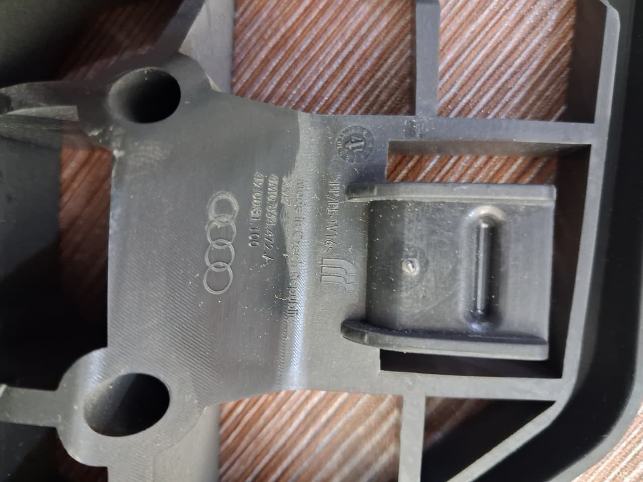 16-25 Audi Q7 RH Floor Carpet Mat Bracket Trim OEM USE-4M0864472B