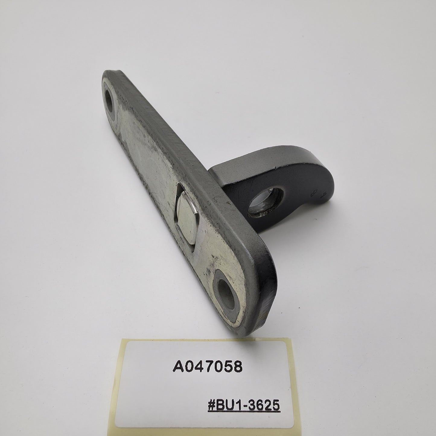 2021 BMW 3 DOOR HINGE A047058