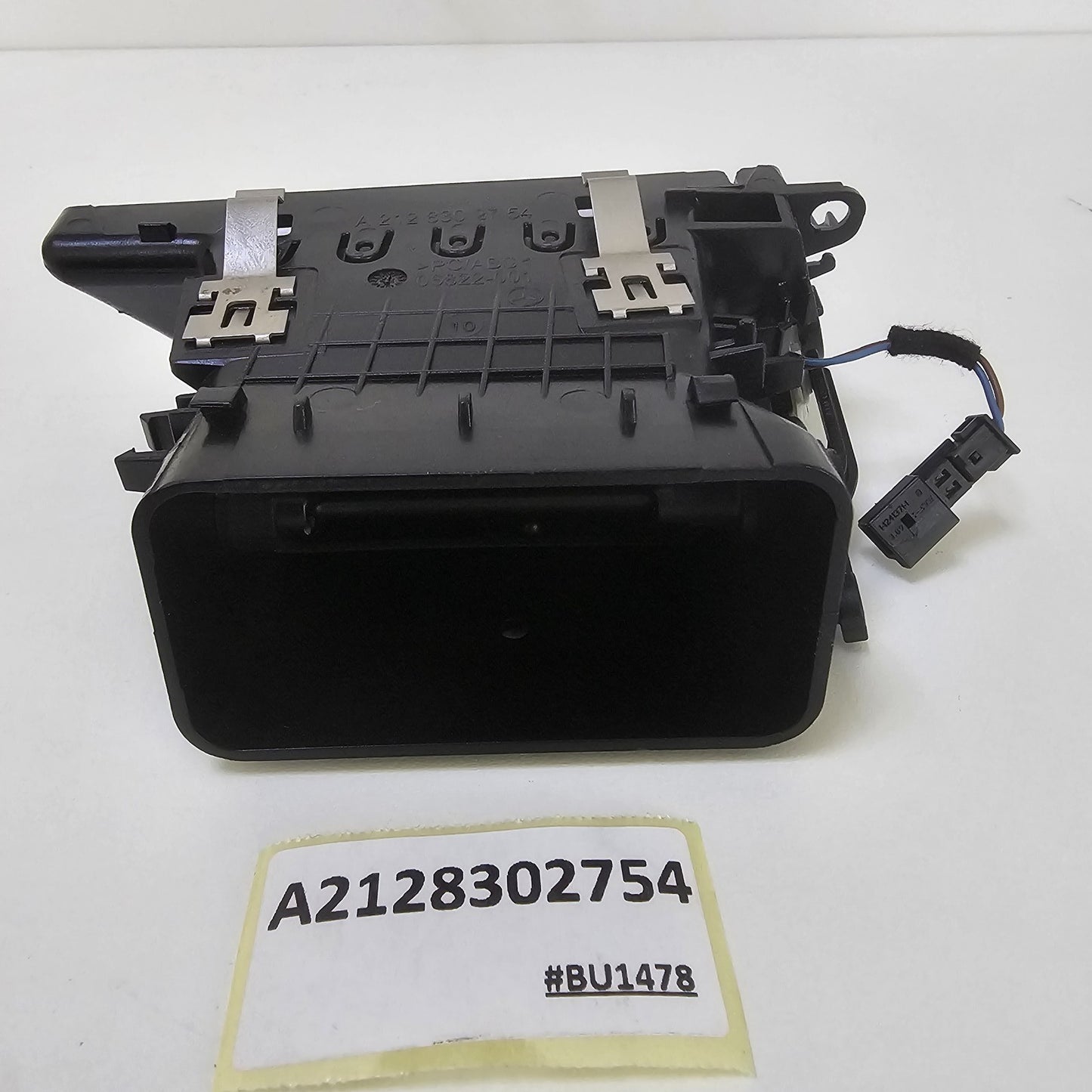 2012-2013 Mercedes-Benz E W212 Dashboard Air Vent Right A2128302754