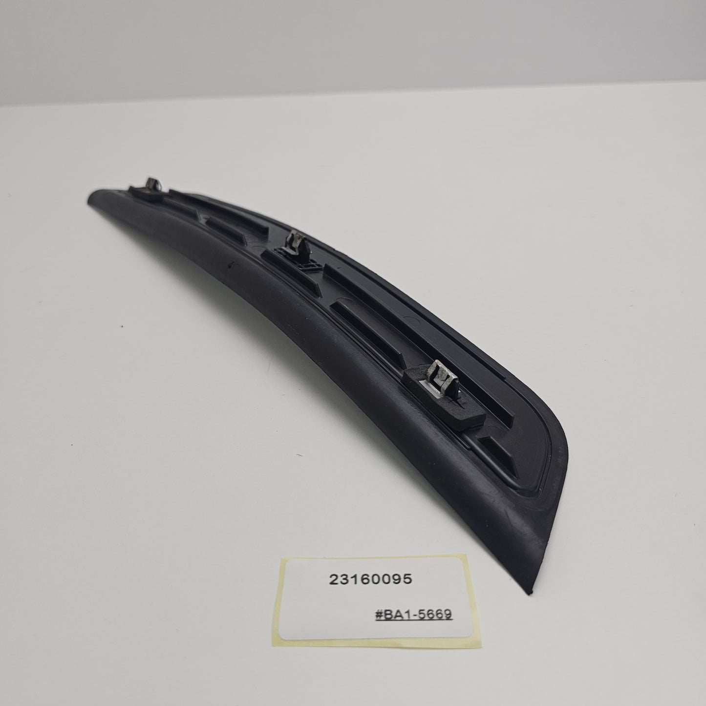 2014-2019 Cadillac CTS Driver Side Rear Door Sill Trim Plate 23160095