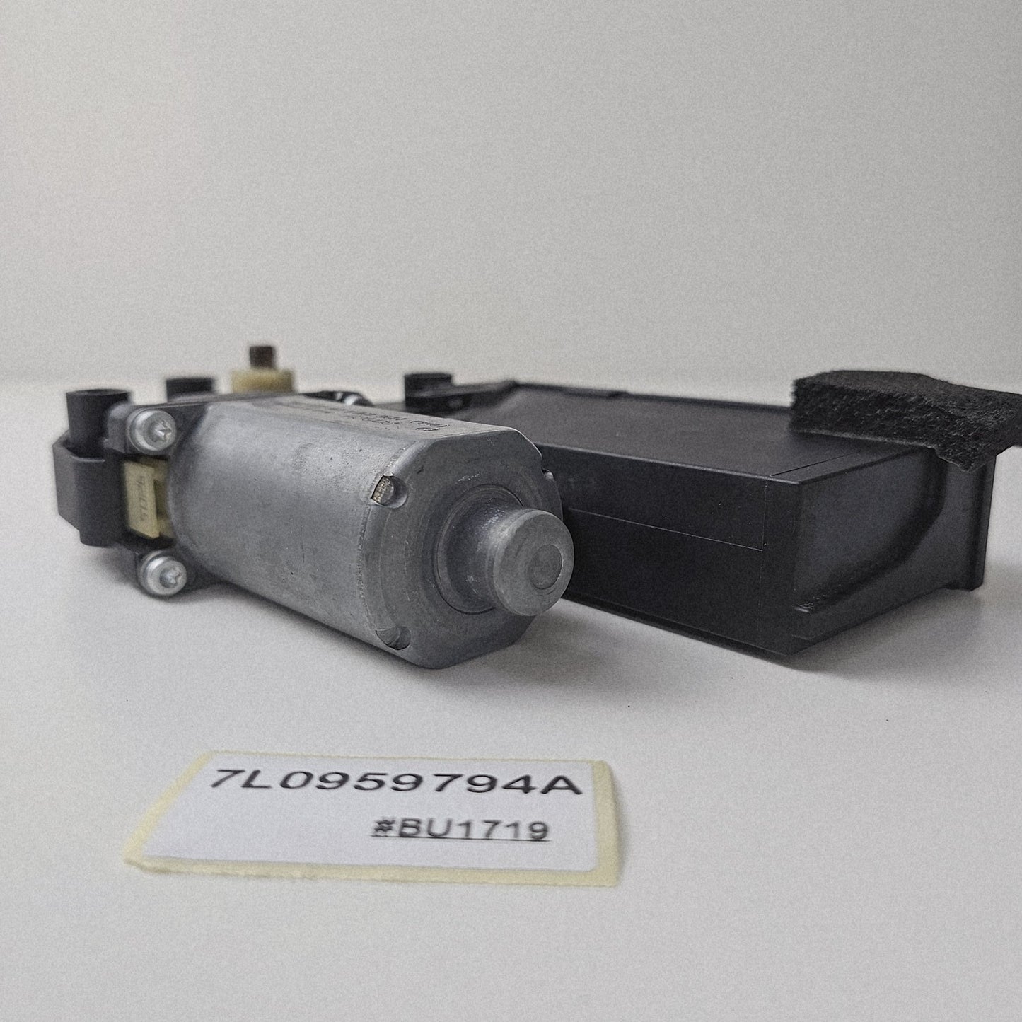 2003-2010 Volkswagen Touareg Rear Door Window Motor 7L0959794A