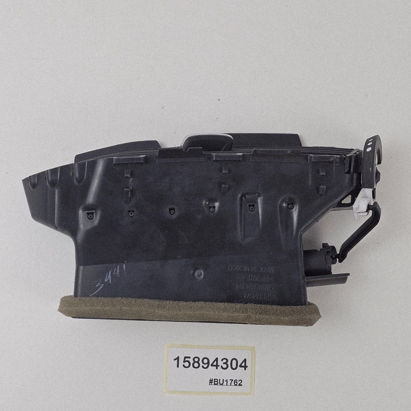 2010-2017 CADILLAC SRX CENTER A/C VENT 15894304