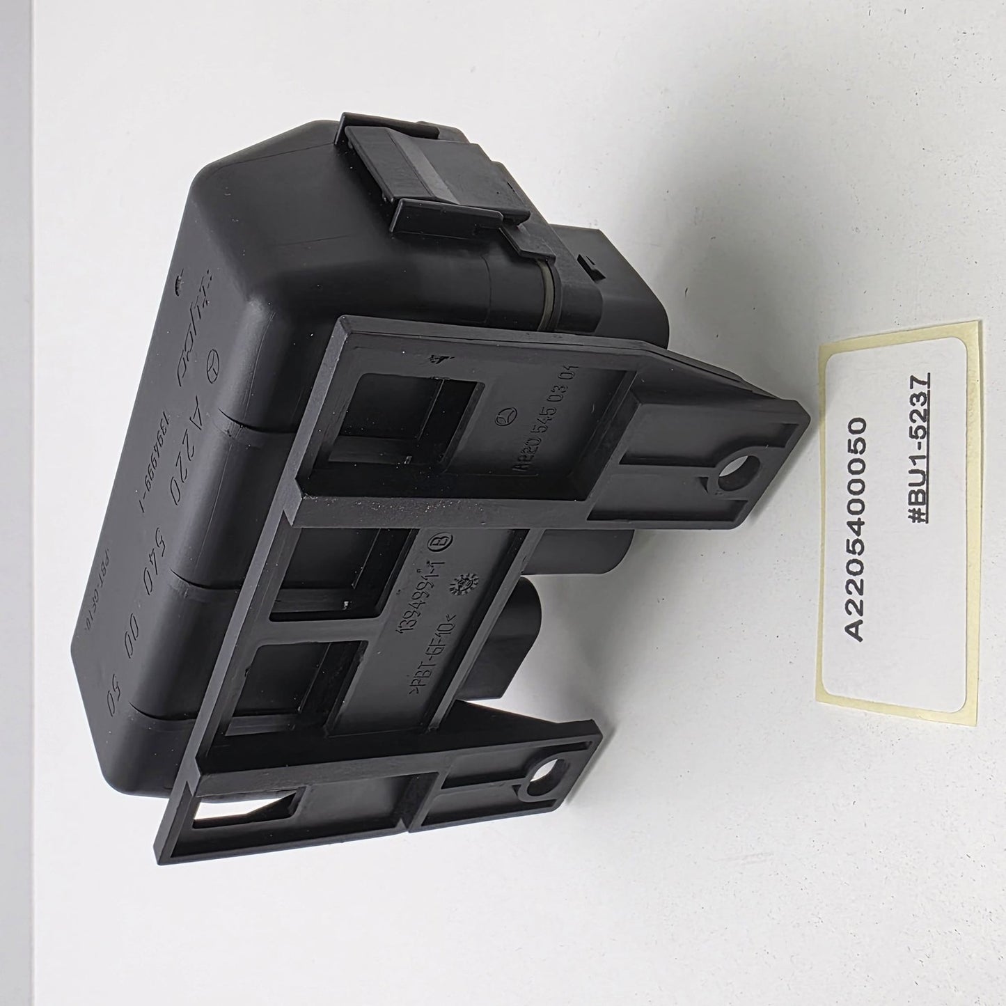 2000-2006 Mercedes-Benz S500 Front Relay Fuse Box A2205400050