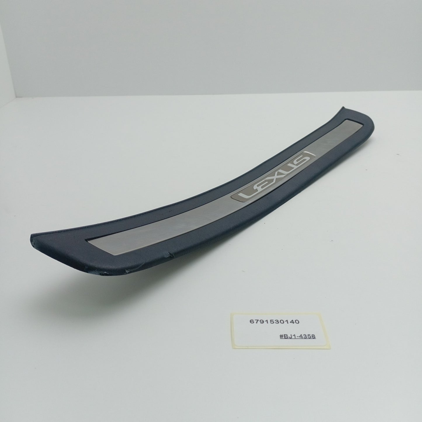 1998-2005 Lexus GS300 REAR DOOR SCUFF PLATE OUTSIDE RH 6791530140