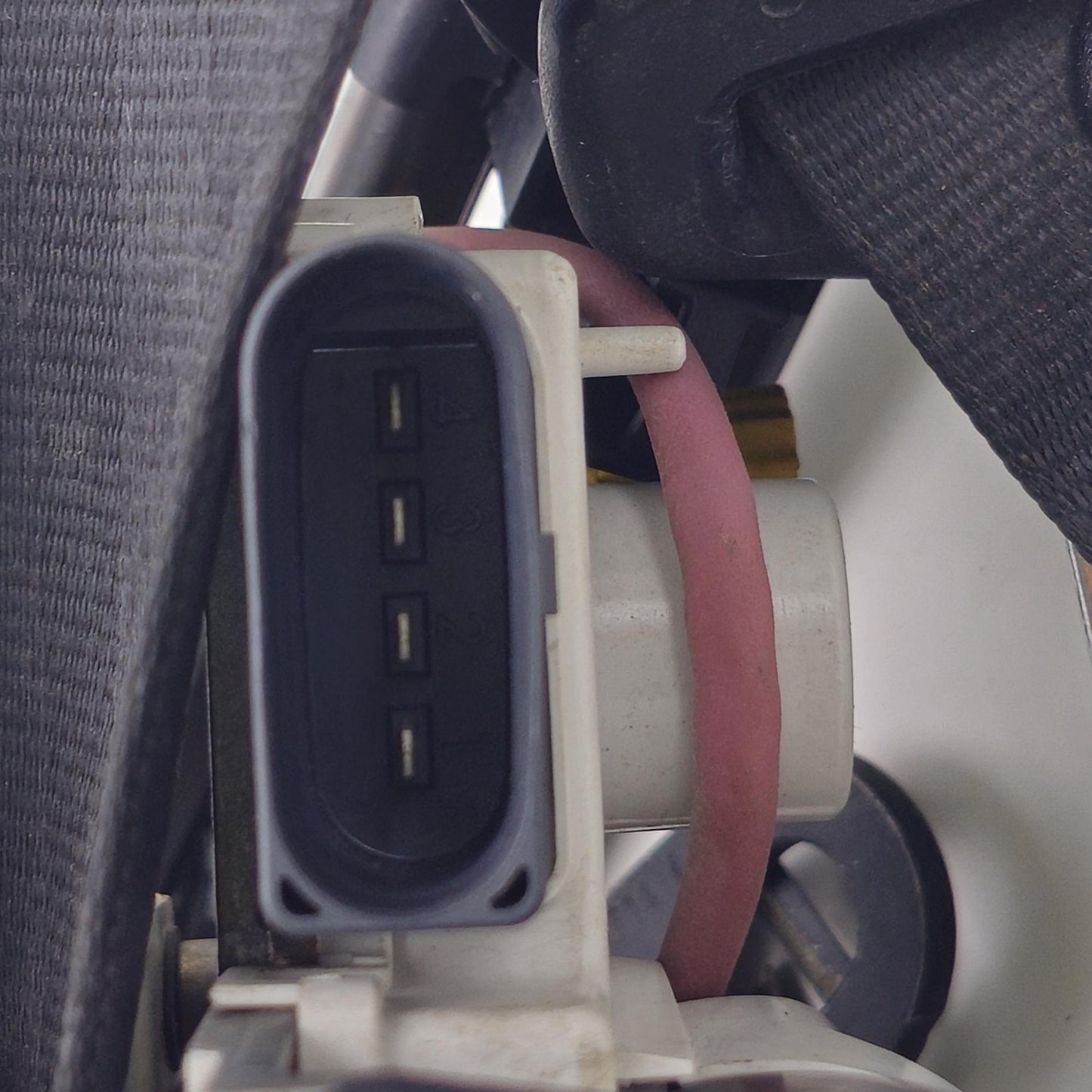 2011-2018 Audi A8 FRONT RIGHT SEATBELT 4H0857706D