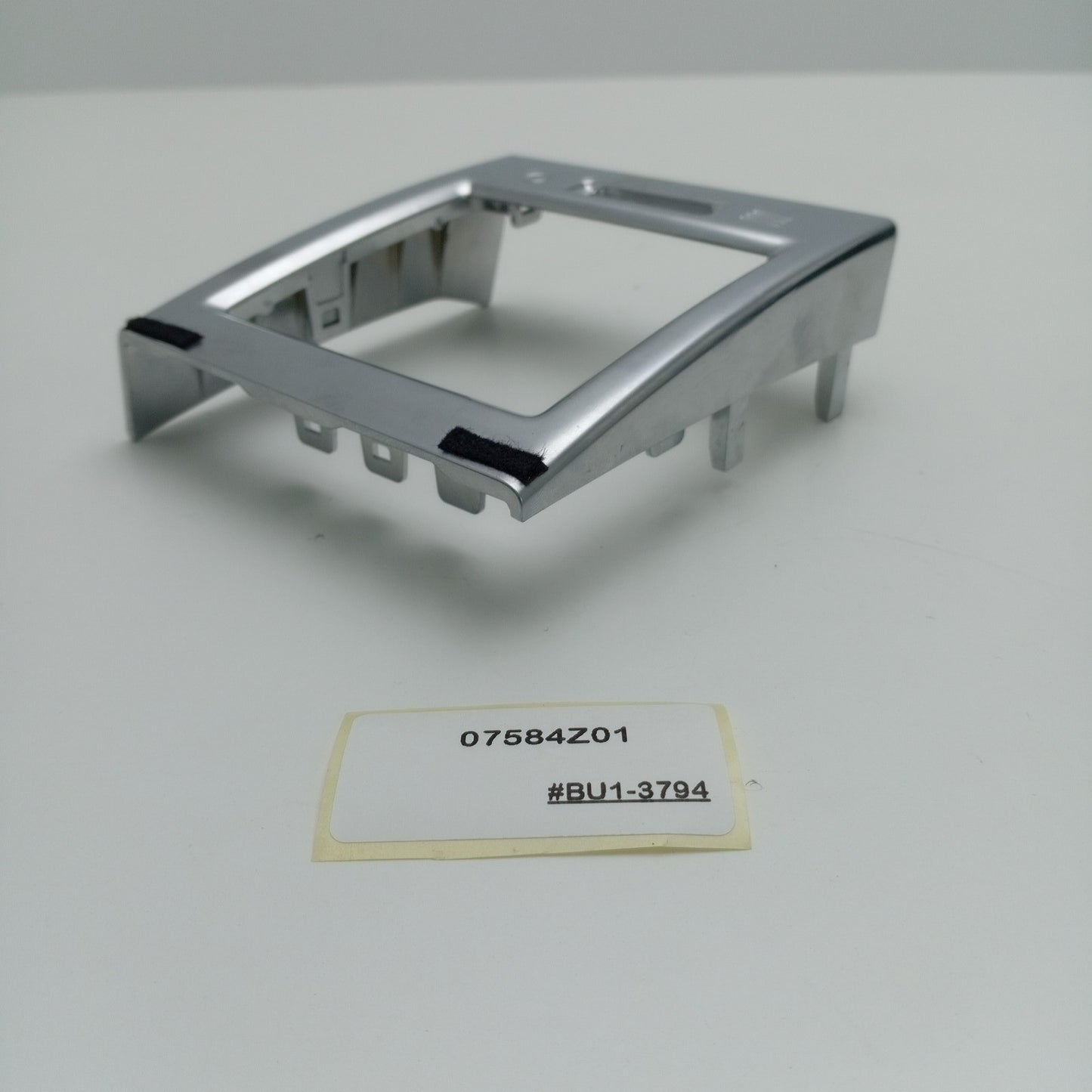 2004-2009 Land Rover Discovery III Vent Trim 07584Z01