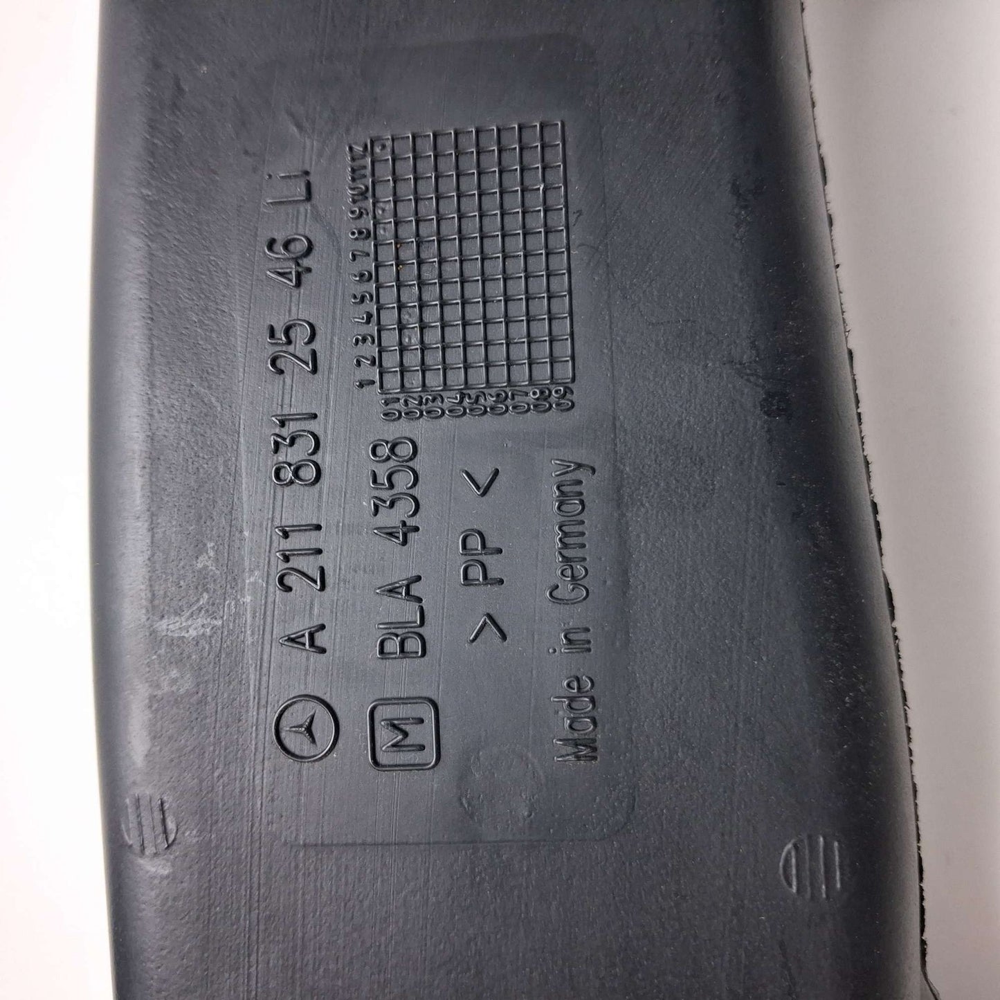 2002-2009 Mercedes-Benz E-Class B Pillar Duct A2118312546