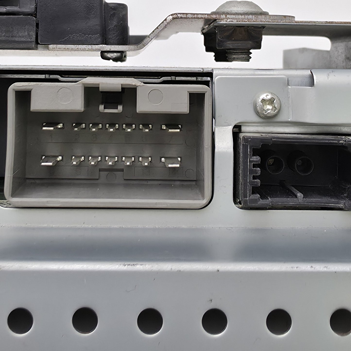 2008-2013 Land Rover LR2 Radio CD Player 6 Disc Changer 7G9N18C815TA