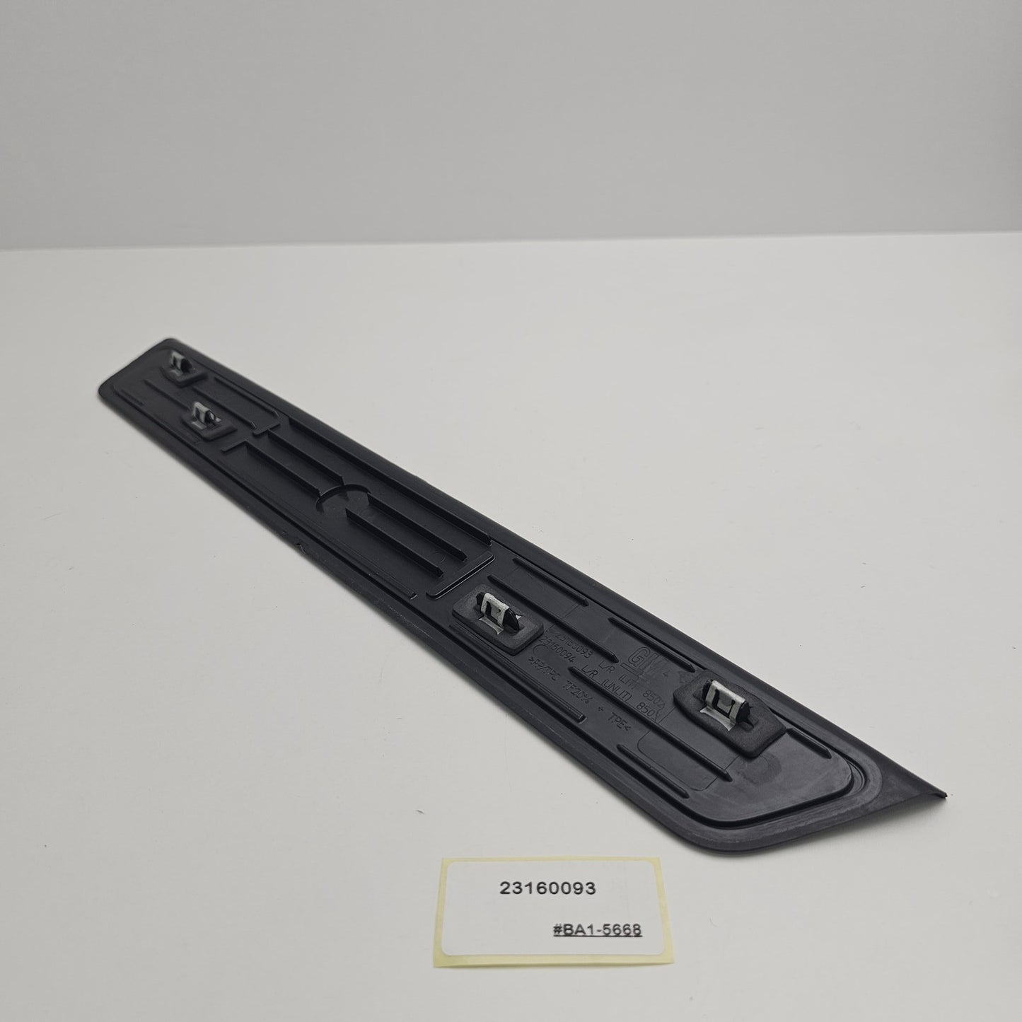 2014-2019 Cadillac CTS Front Side Door Sill Trim Plate 23160093