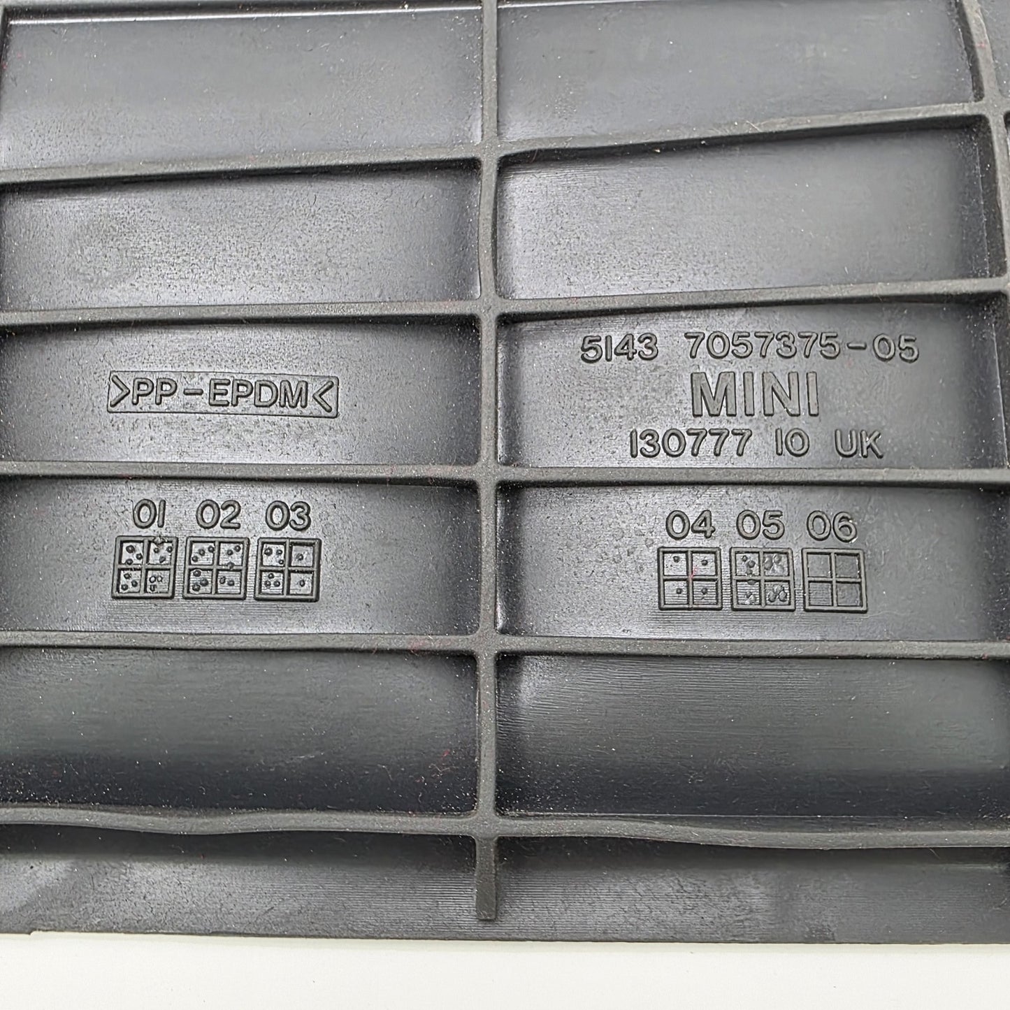 2001-2006 Mini R53 Front Left Storing Partition Black Rubber Insert 7057375
