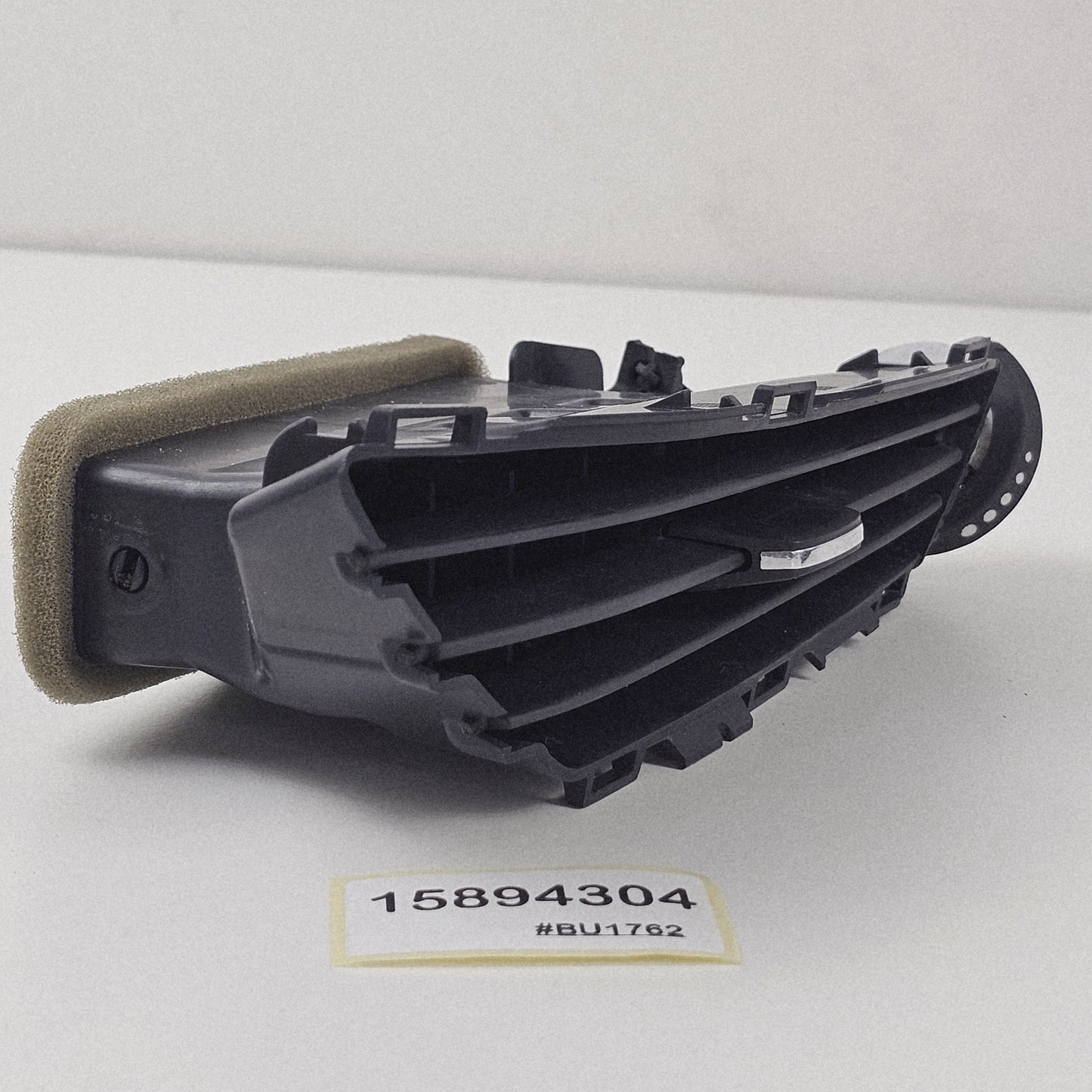 2010-2017 CADILLAC SRX CENTER A/C VENT 15894304