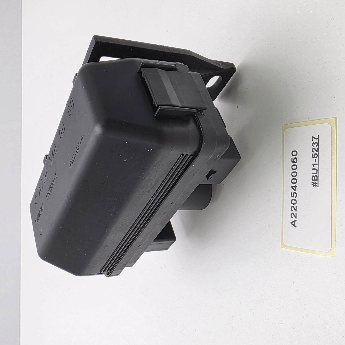 2000-2006 Mercedes-Benz W220 Front Relay Fuse Box A2205400050