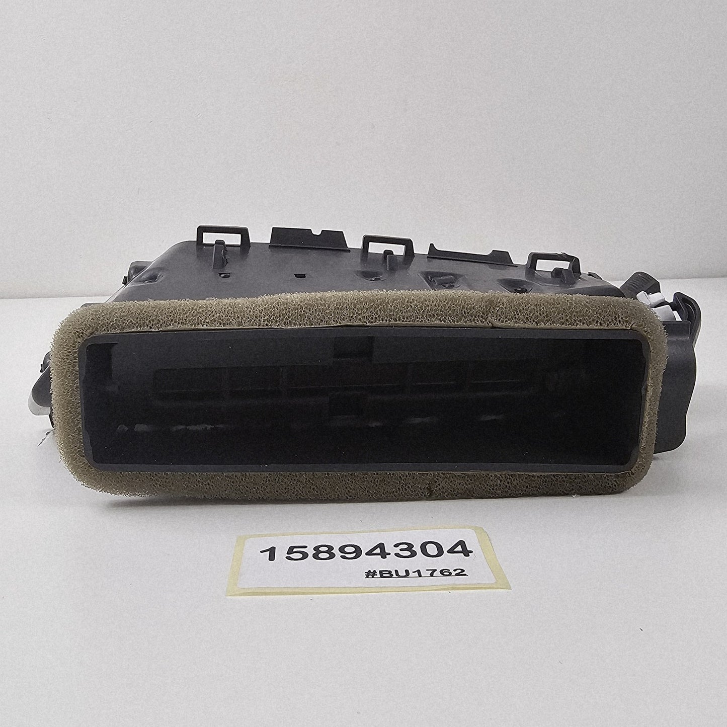 2010-2017 CADILLAC SRX CENTER A/C VENT 15894304