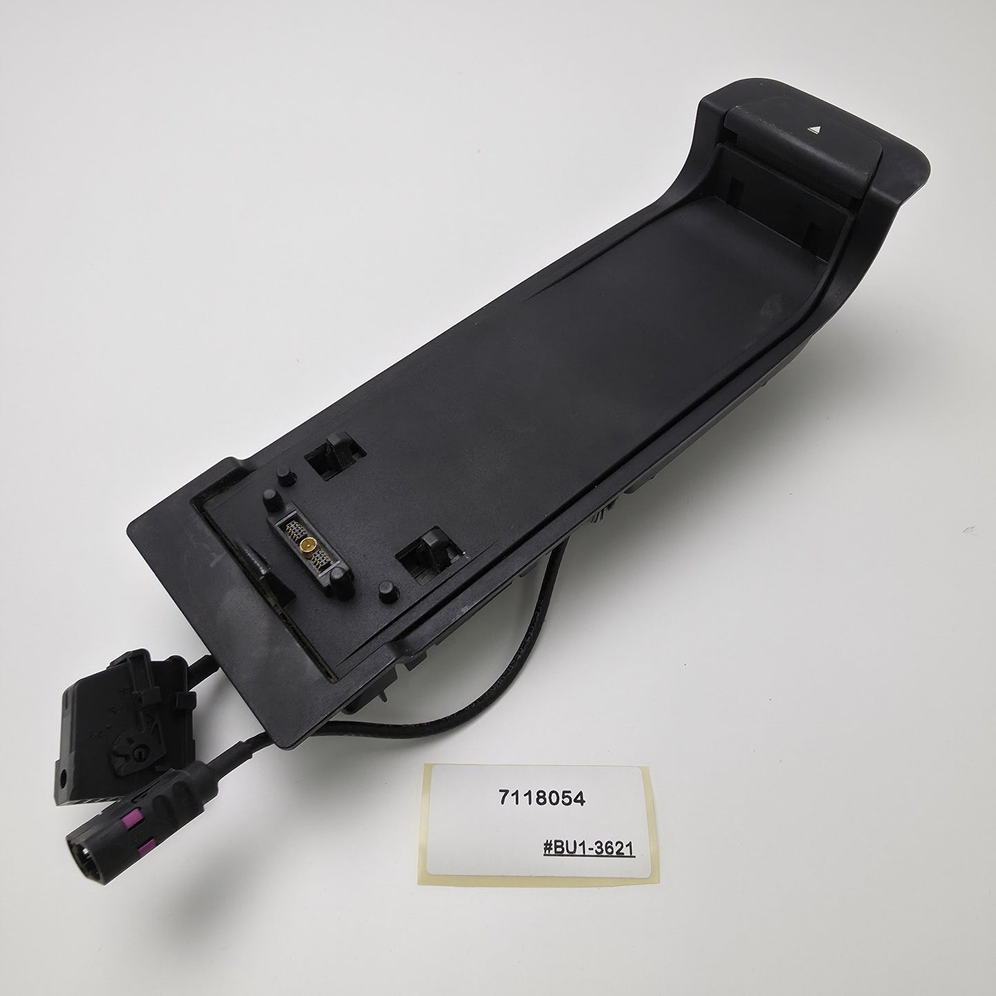 2006-2011 BMW E93 MOBILE PHONE TELEPHONE SNAP IN ADAPTER BOX 7118054