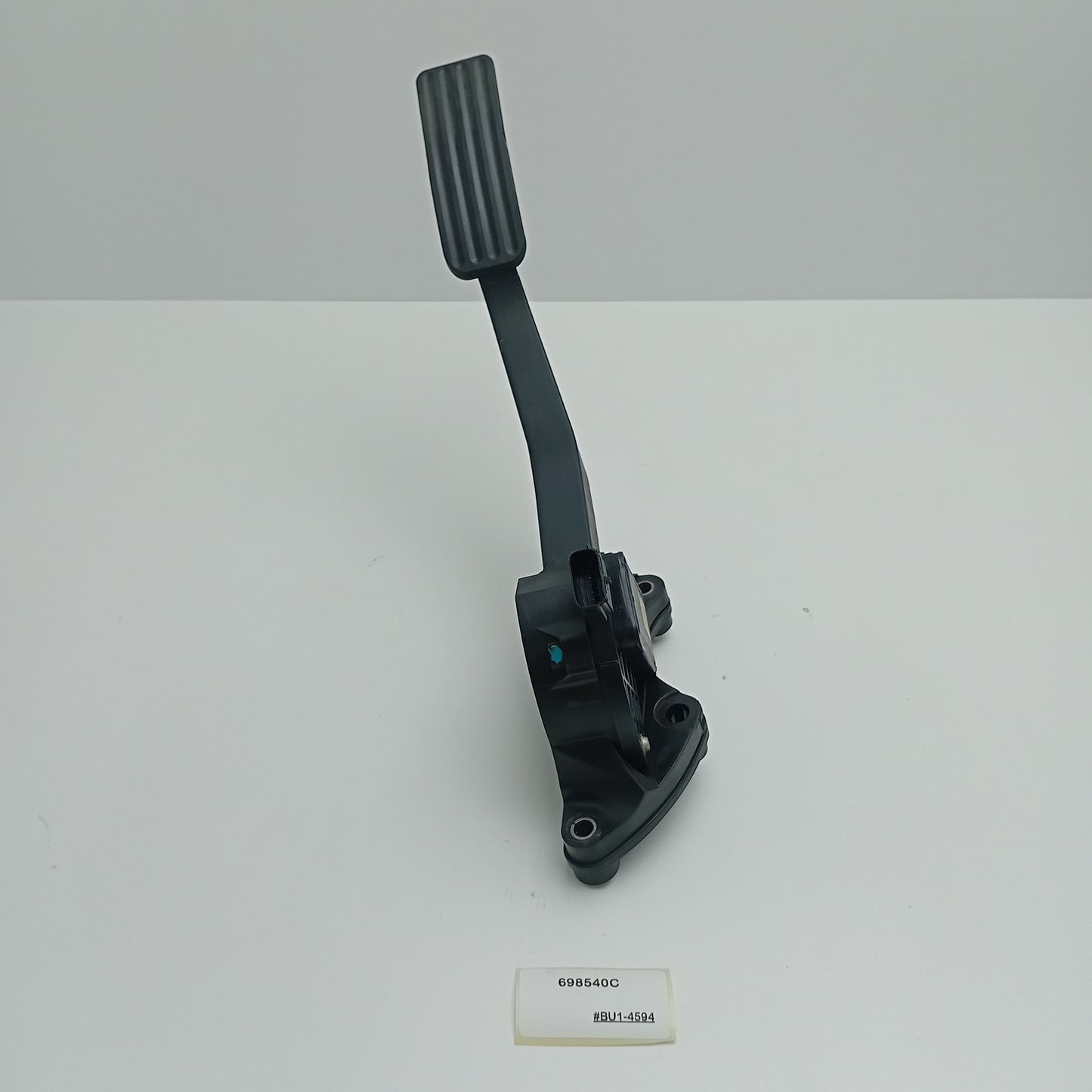 2016 Jaguar XE Accelerator throttle pedal 698540C