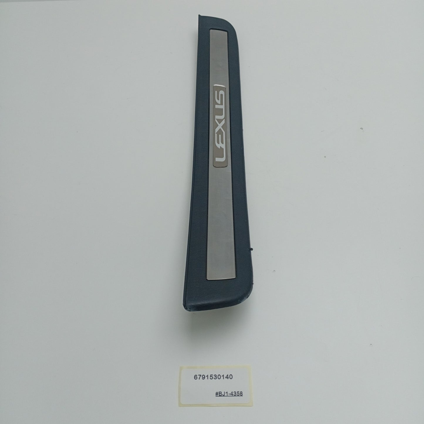 1998-2005 Lexus GS300 REAR DOOR SCUFF PLATE OUTSIDE RH 6791530140