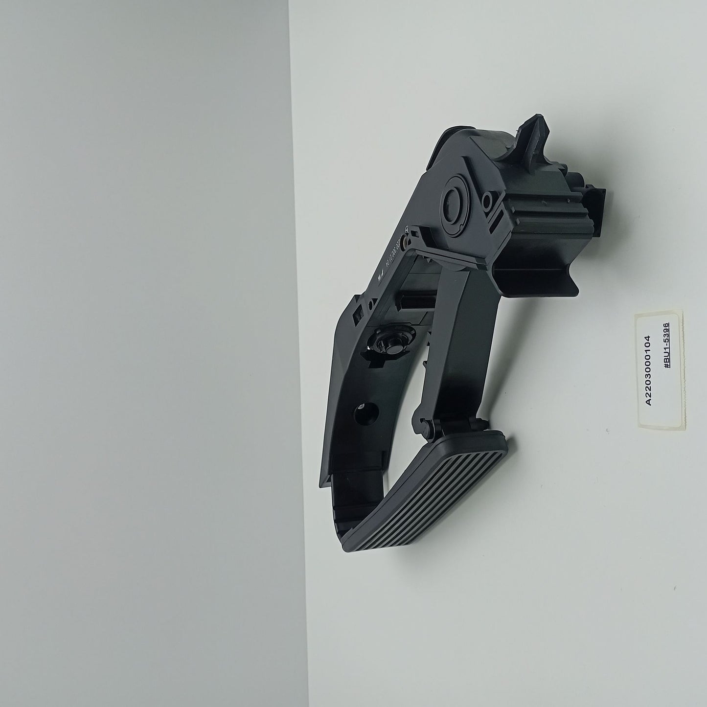 2004-2009 Mercedes-Benz S63 AMG Accelerator Pedal A2203000104