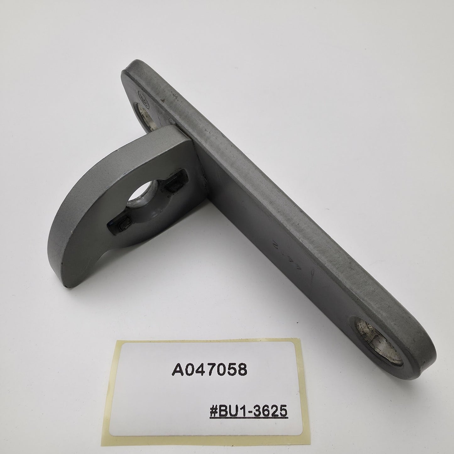 2021 BMW 3 DOOR HINGE A047058