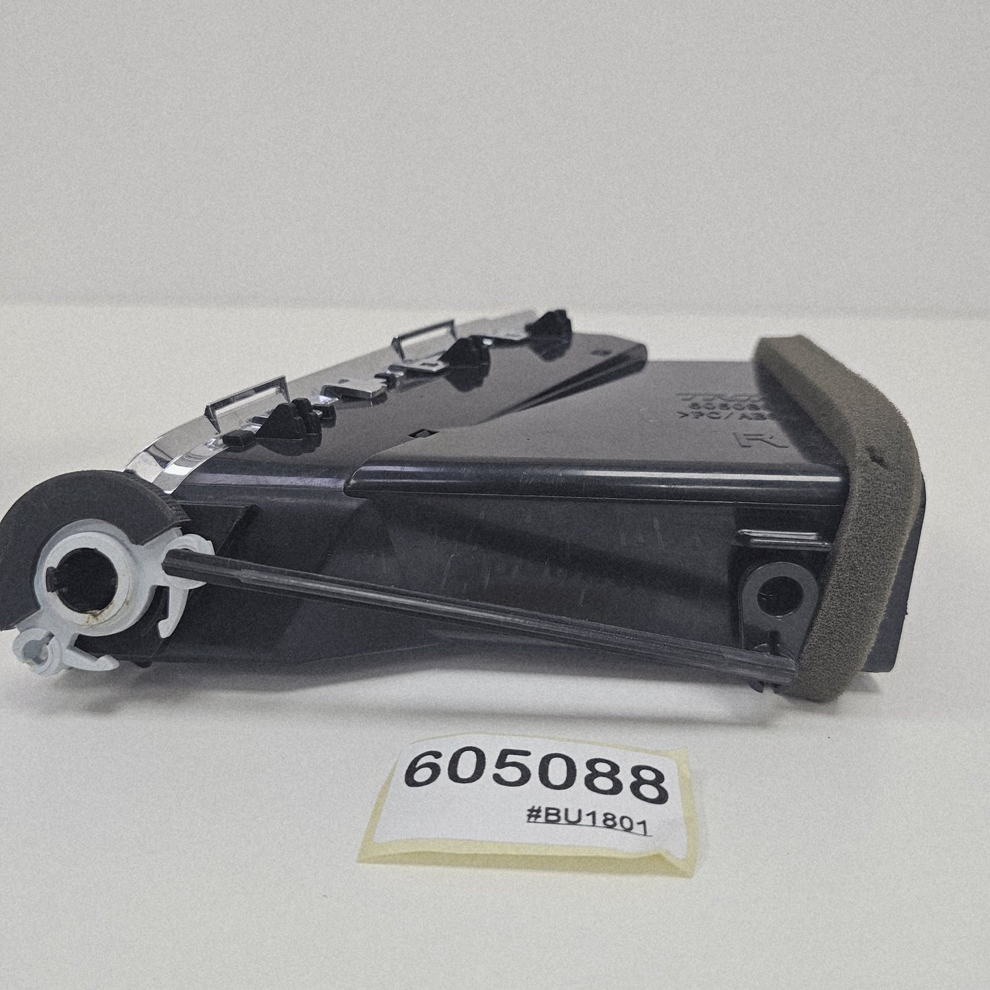 2008-2014 Cadillac CTS-V Right Side Air Vent Assembly 605088