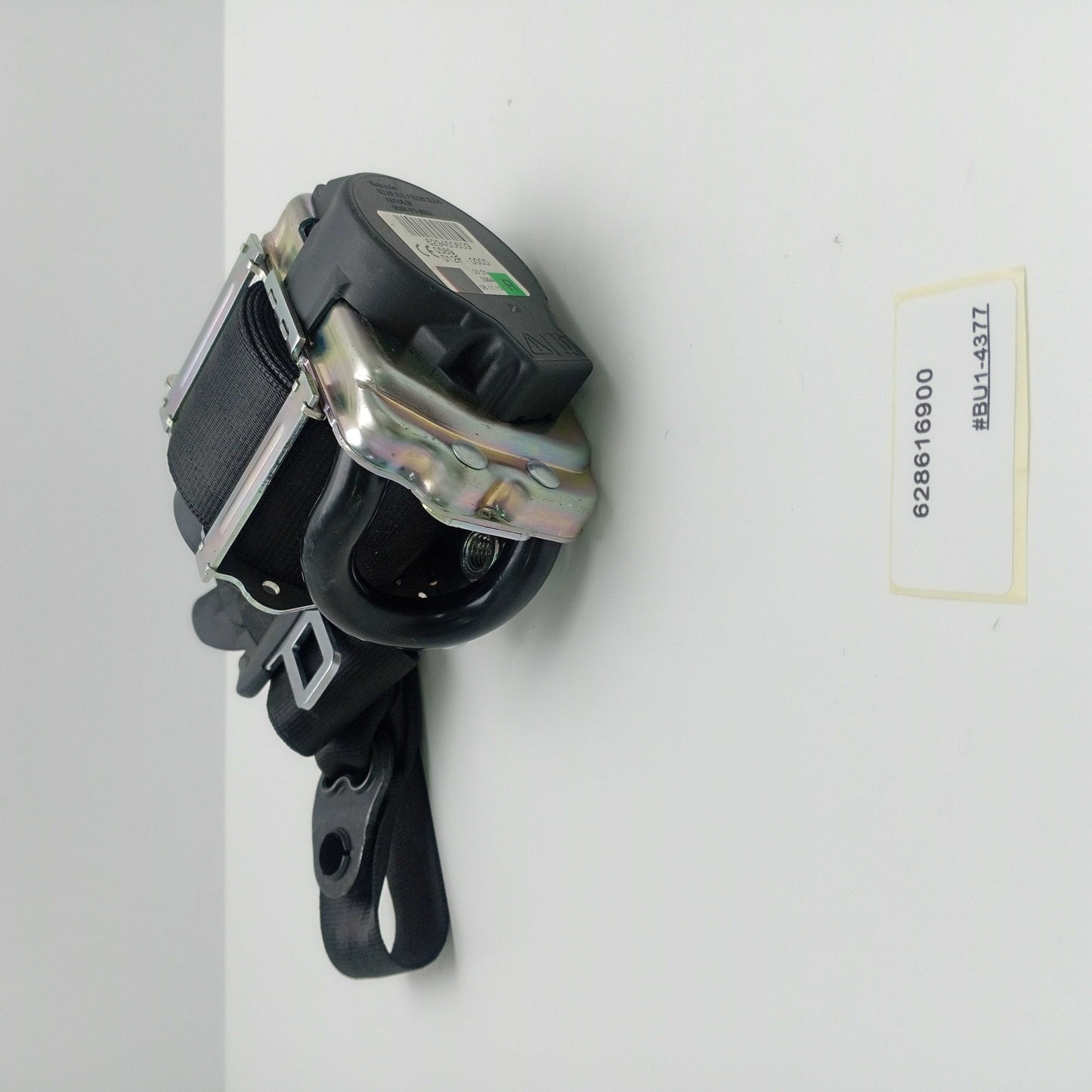 2015 Jaguar XE Front seatbelt 628616900