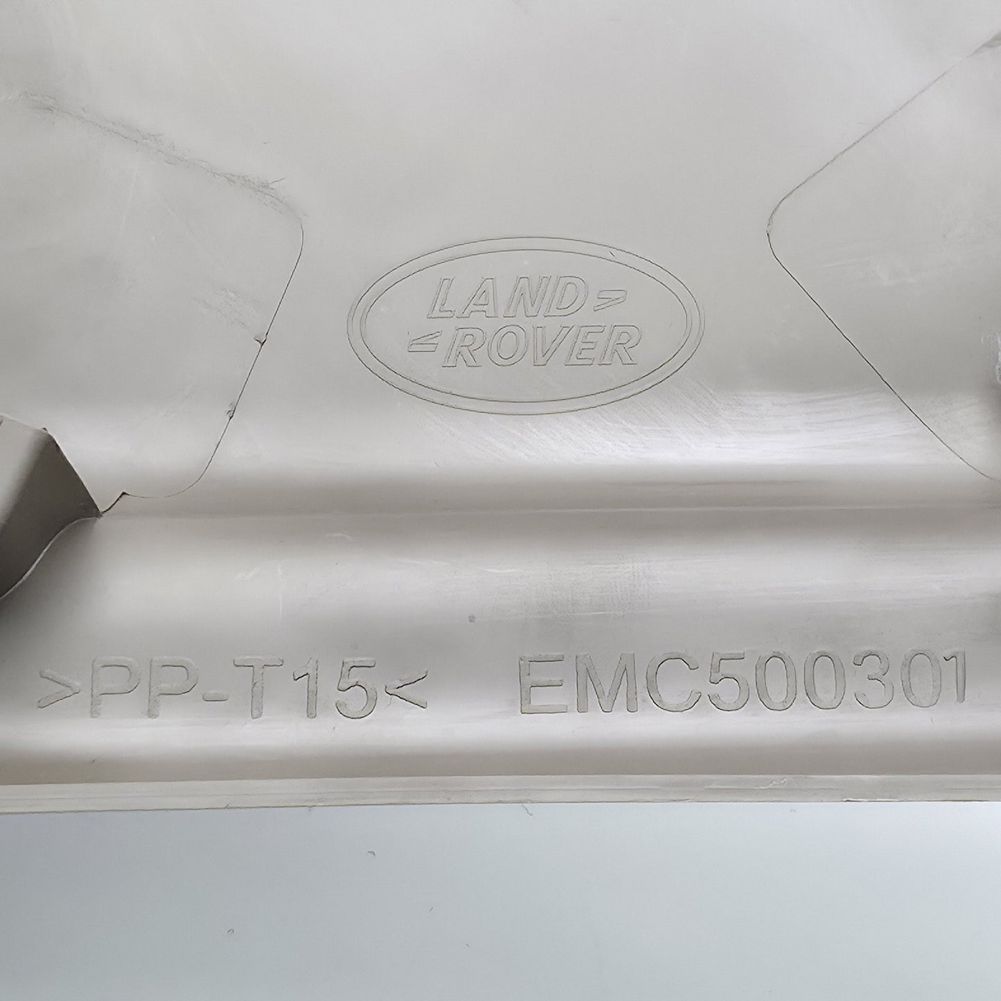 2005 Land Rover LR3 Front Right Side Lower Kick Panel EMC500301
