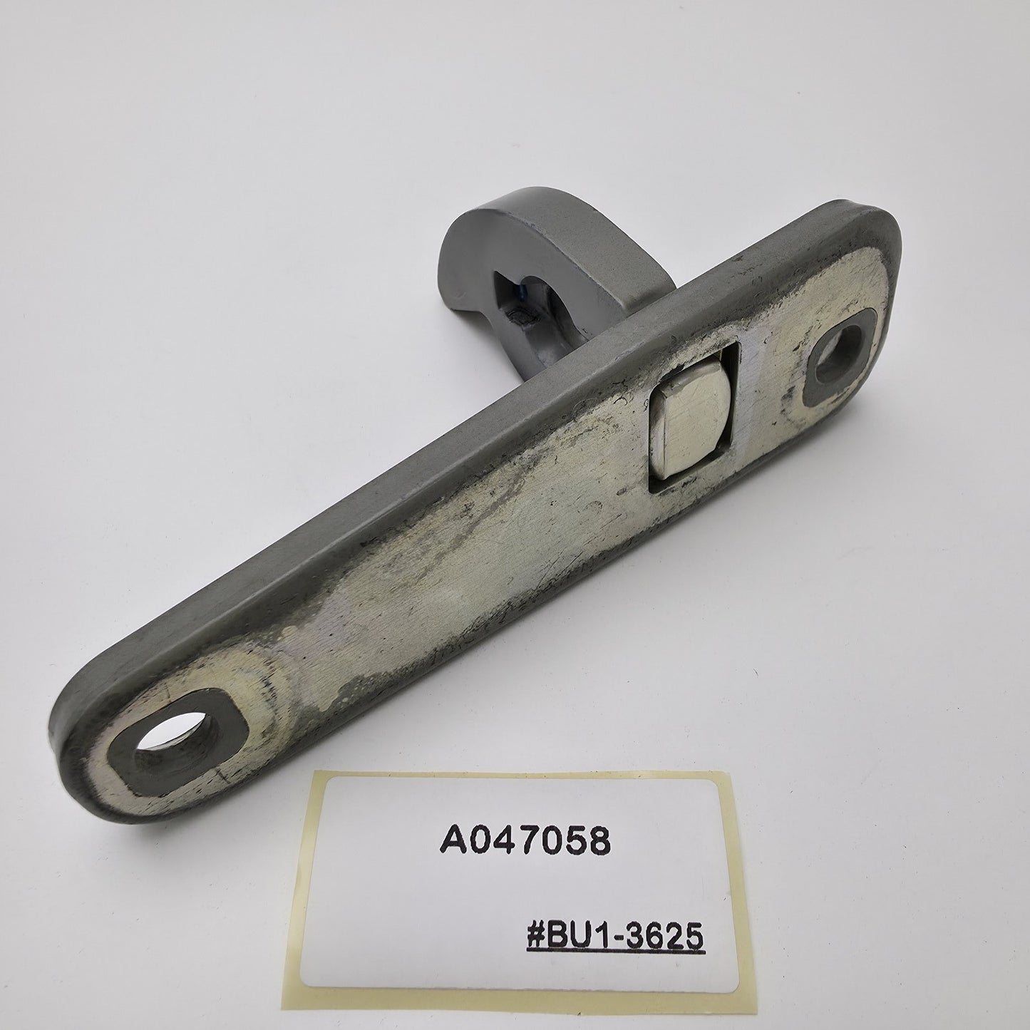 2021 BMW 3 DOOR HINGE A047058