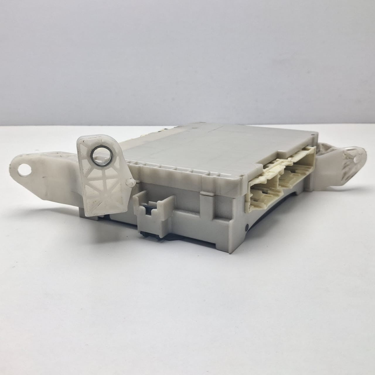 2013-2015 Lexus ES300h Body Multiplex Network ECU Control Module 89221-33680