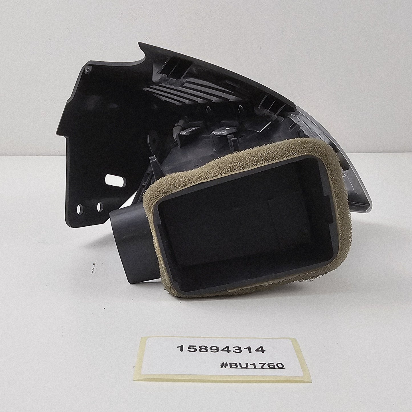 2010-2011 Cadillac SRX PASSENGER RIGHT FRONT DASH AIR VENT 15894314