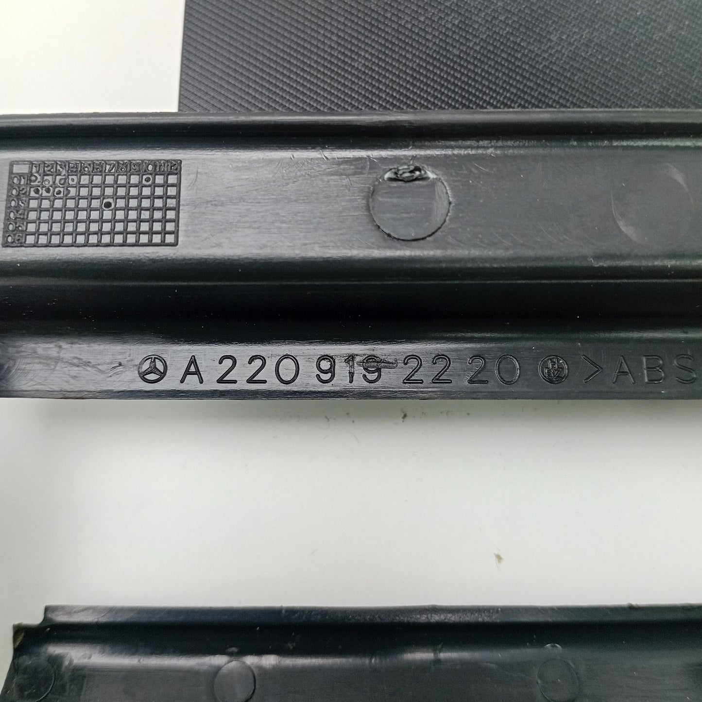 1998-2005 Mercedes-Benz S-Class OUTER REAR COVER SLIDE RIGHT SEAT A2209192220