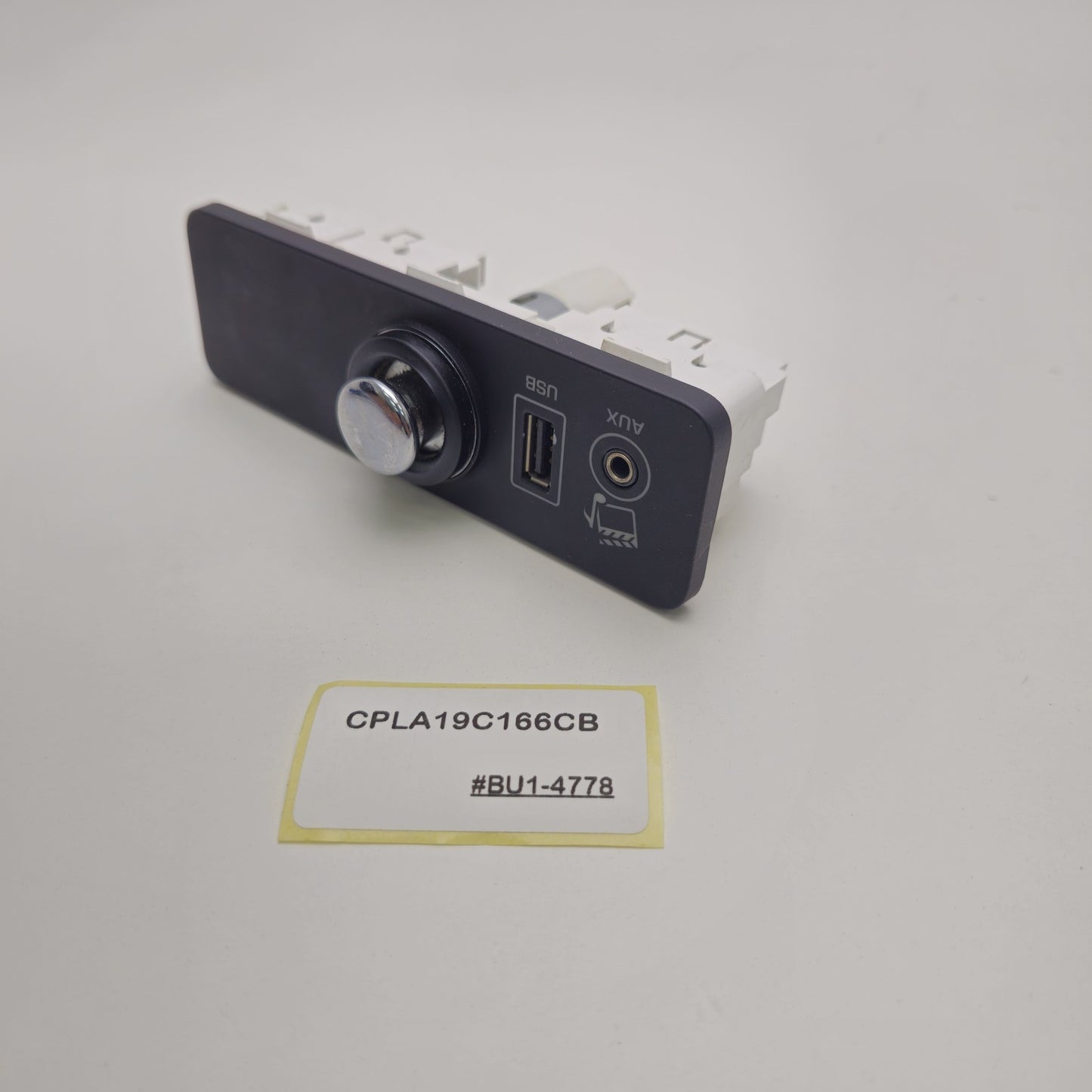 2014 Land Rover Range Rover Centre Console USB AUX Socket Panel CPLA19C166CB