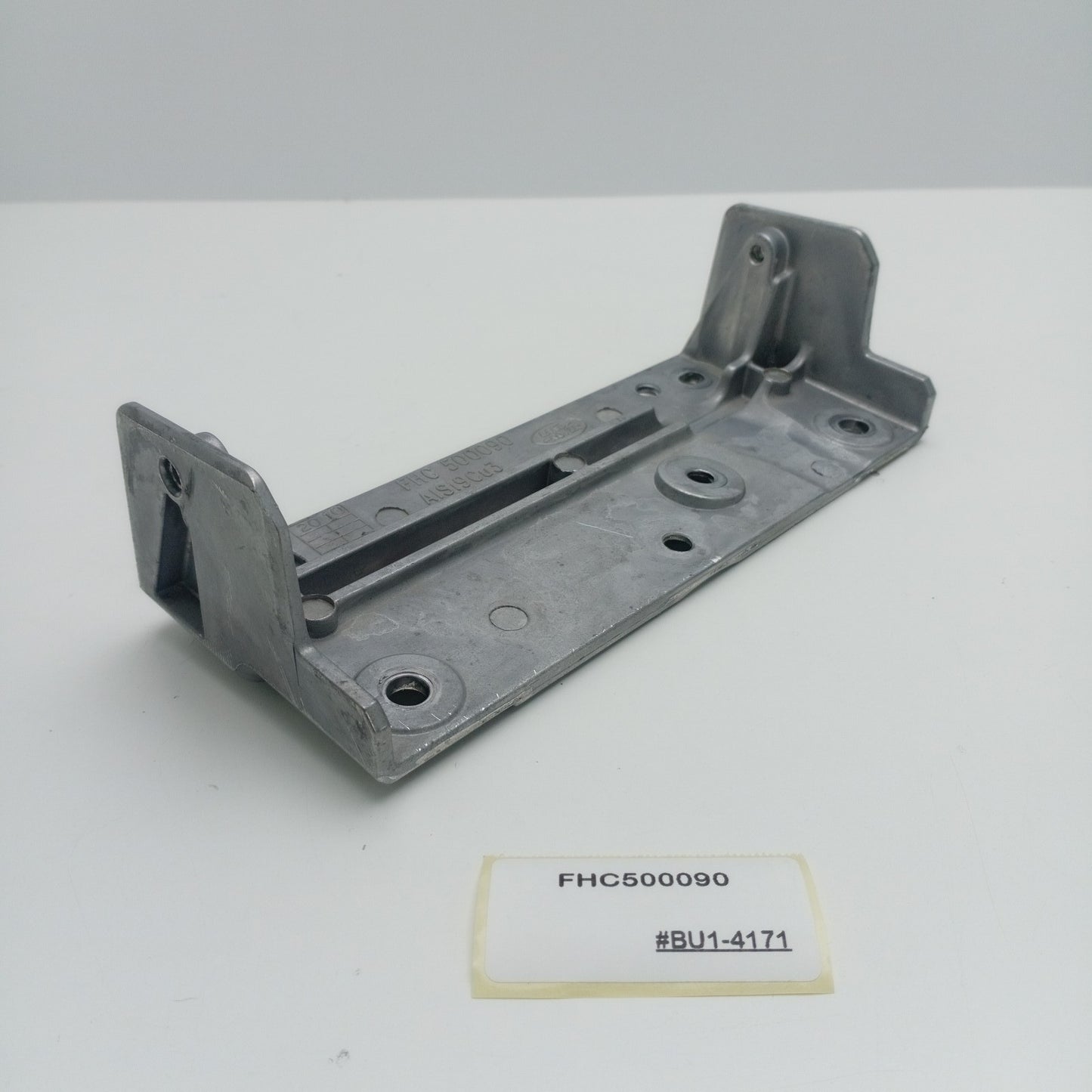 2006-2009 Land Rover LR3 Console Body Bracket FHC500090