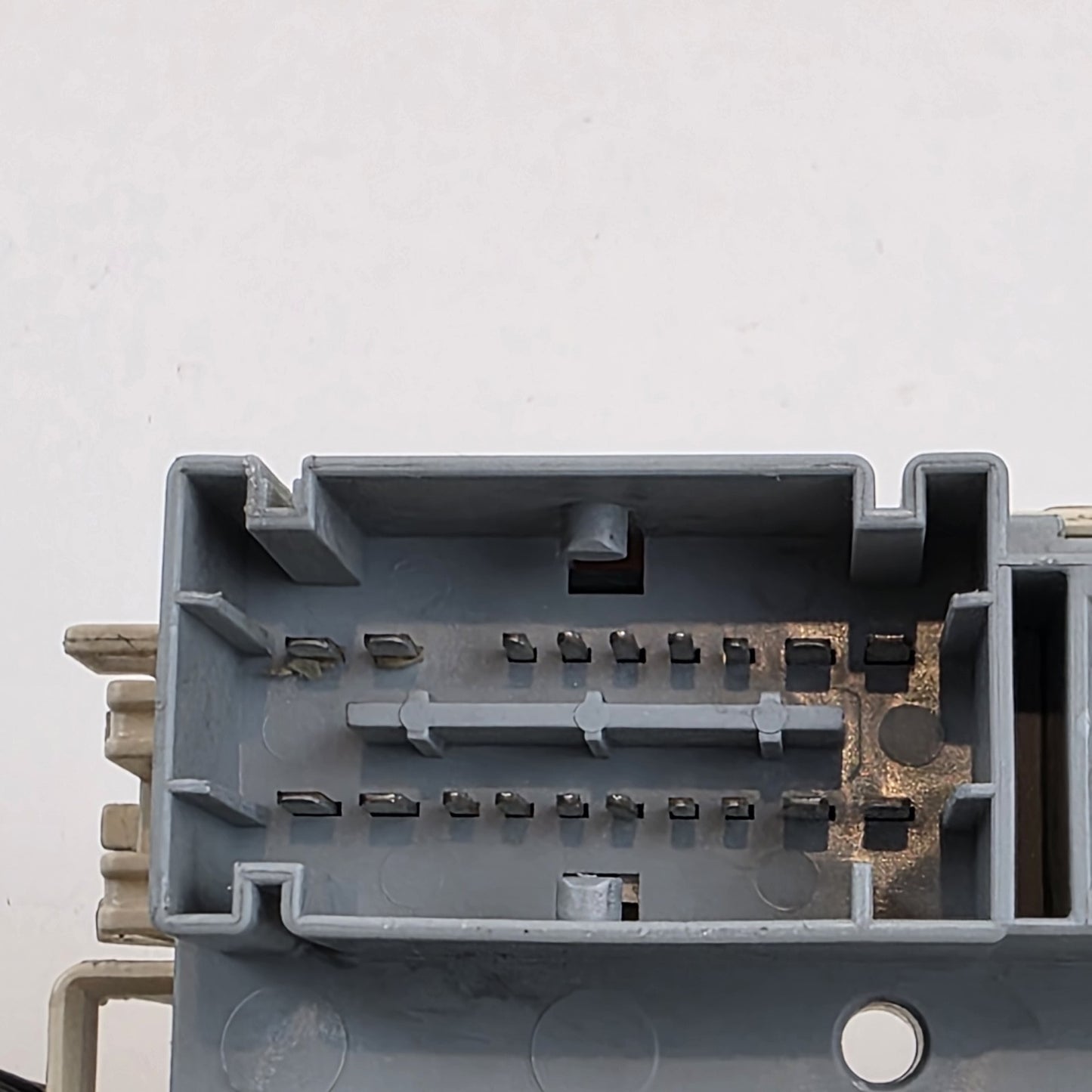2006-2008 Maserati Quattroporte M139 Front Left Dashboard Fuse Box 501210100090