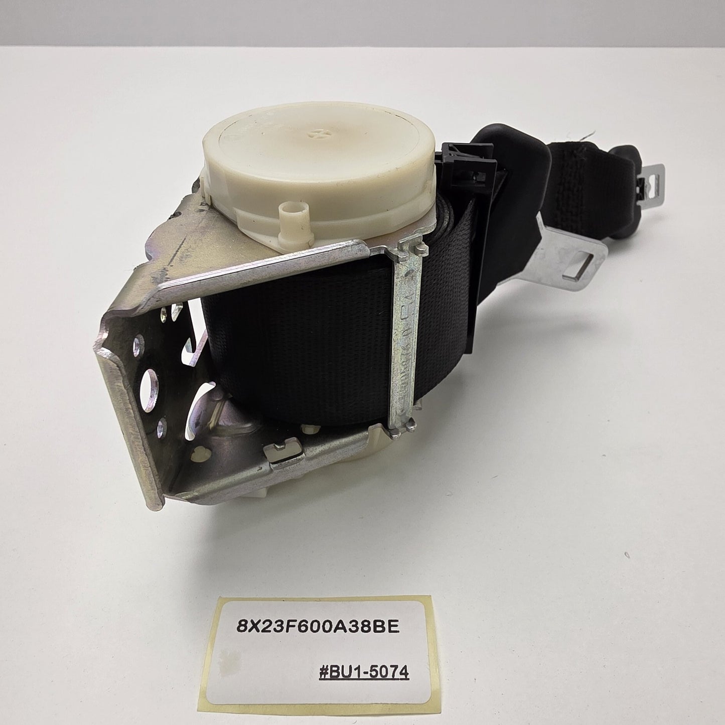 2009-2012 Jaguar XF REAR CENTER SEAT BELT RETRACTOR W/ BUCKLE 8X23F600A38BE